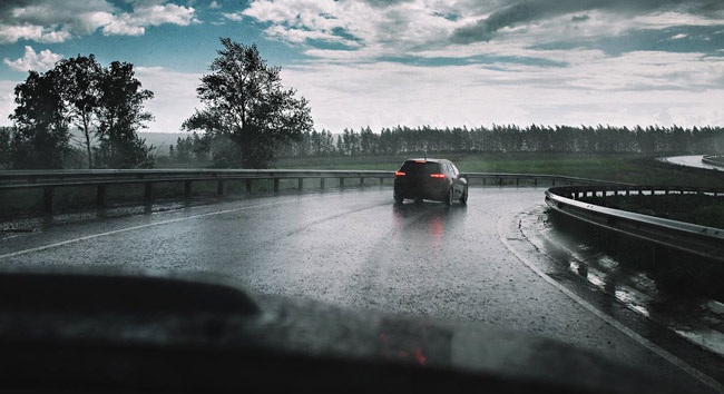 Bỏ túi 10 kinh nghiệm lái xe ô tô khi trời mưa cực hữu ích