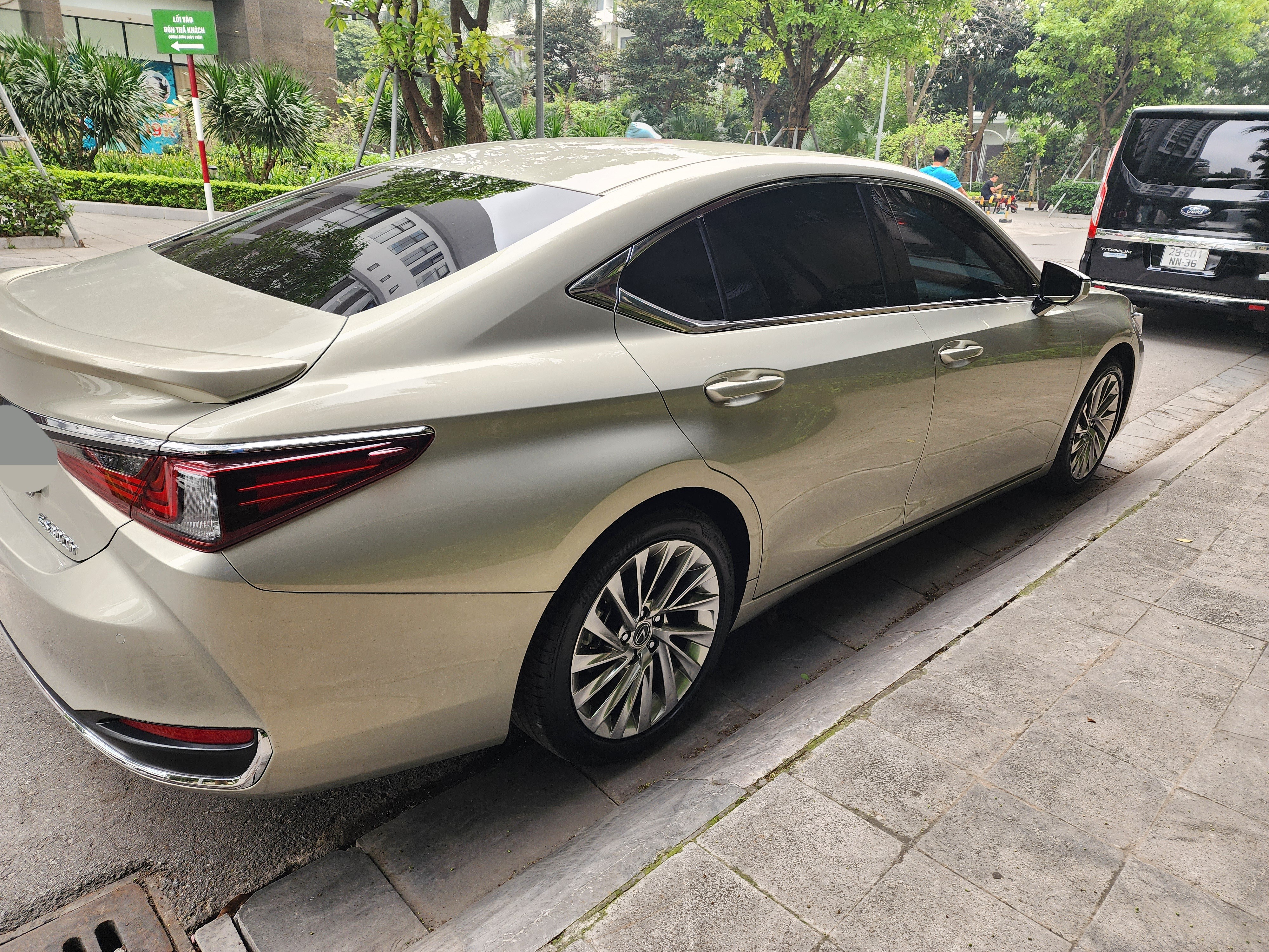 Bán xe Lexus ES300h đời 2022 đẹp xuất sắc