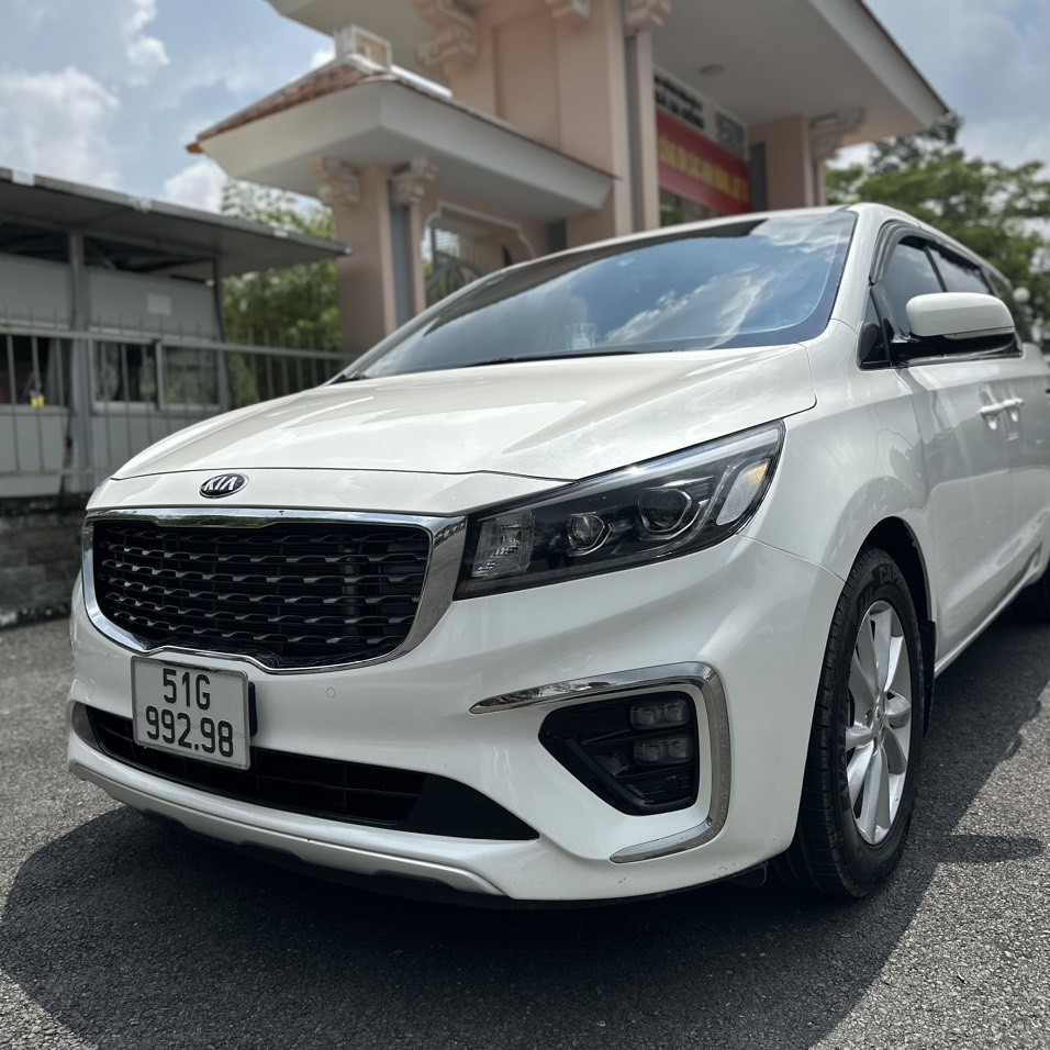 Bán xe Kia Sedona 2.2L DATH, đời 2019, số tự động, máy dầu, màu Trắng, giá 875 triệu