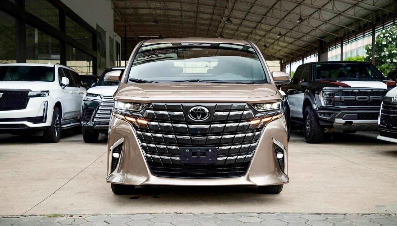 Bán Toyota Alphard sản xuất 2024, mới 100%, màu vàng đồng cực đep,