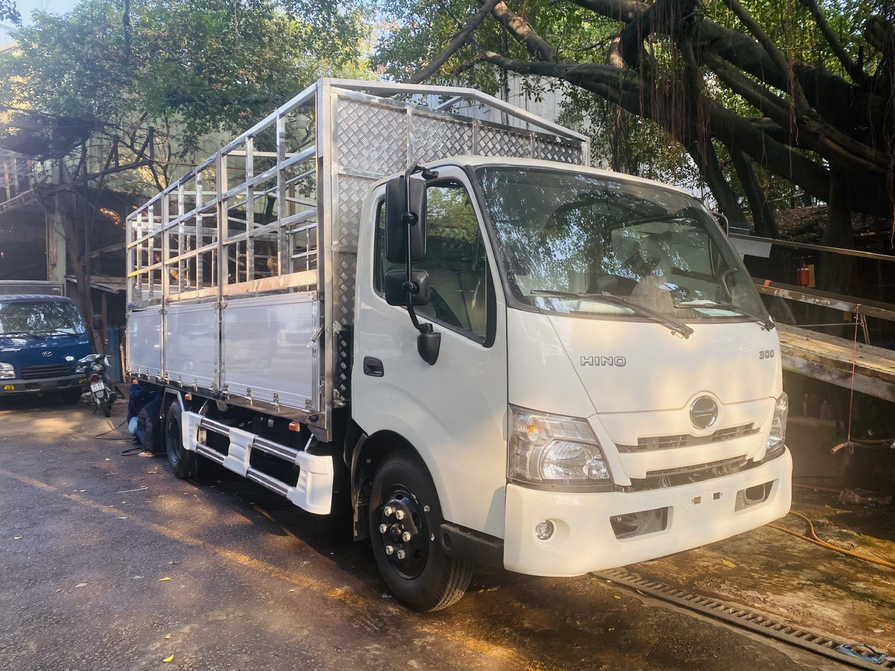 Hino XZU720L Thùng Mui Bạt Nhôm Đời 2023