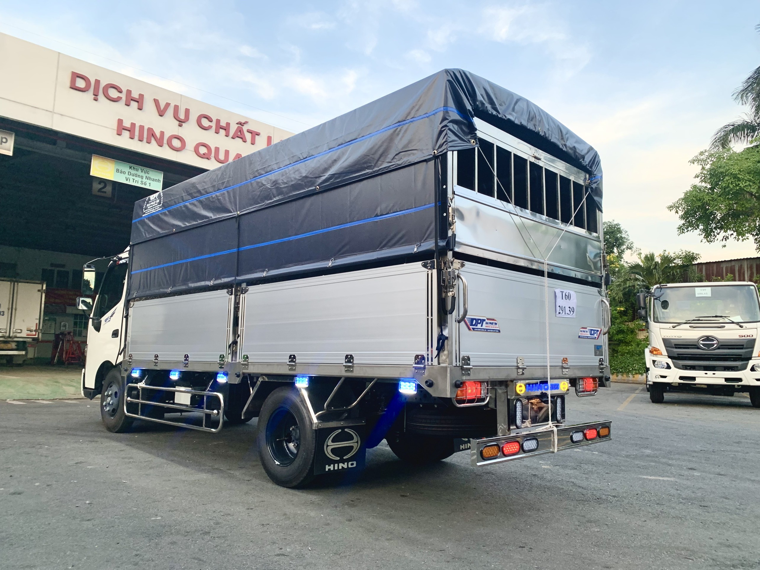 Hino XZU710 Tải trọng 2 tấn 4 Thùng Bửng Nhôm Full Inox 304