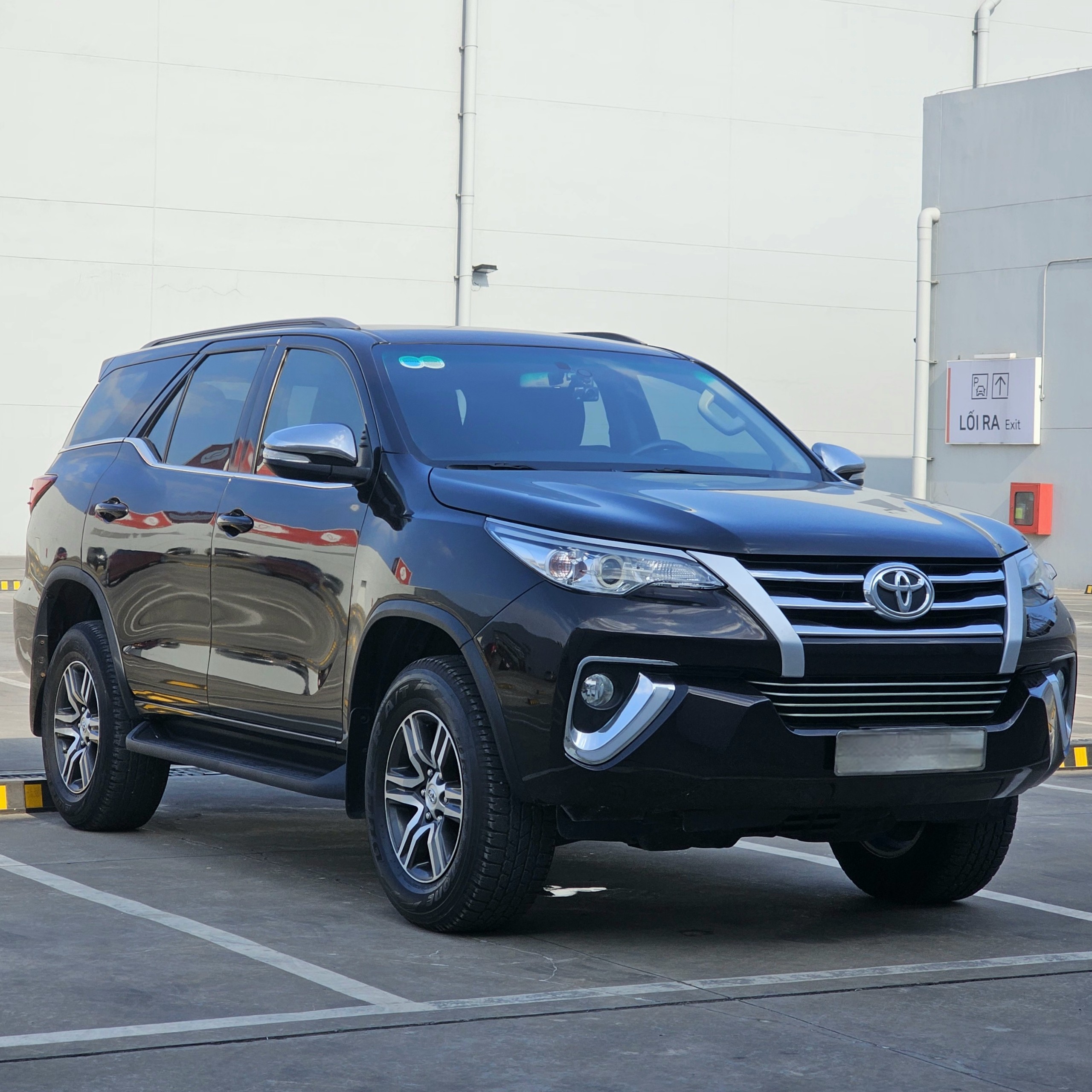 Toyota Fortuner 2.4G sàn dầu 2019 nhập khẩu Indonesia biển số trắng