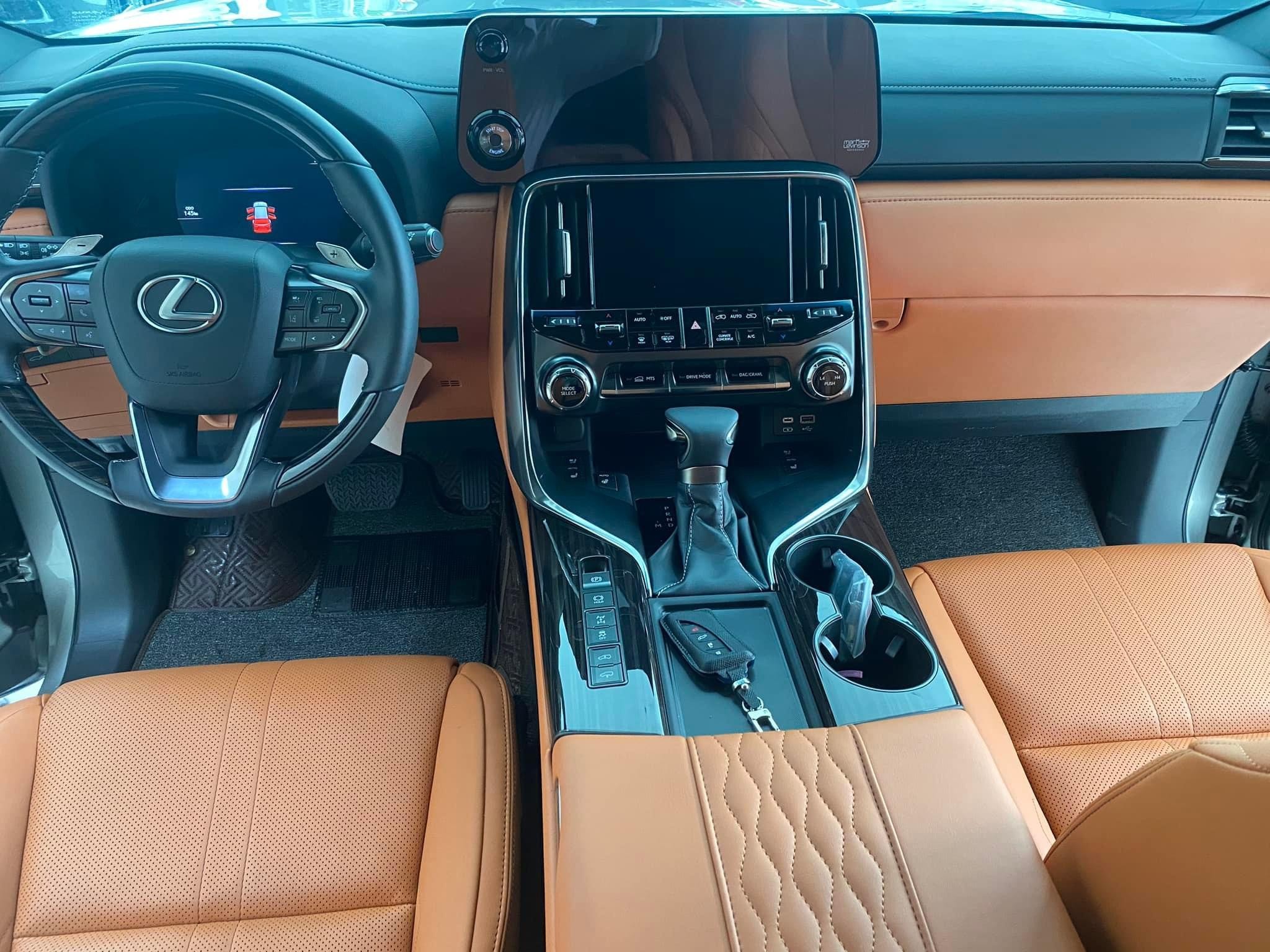 Bán Lexus LX600 VIP 4 chỗ, model và đăng ký tháng 2/2024, mới 99,99%.