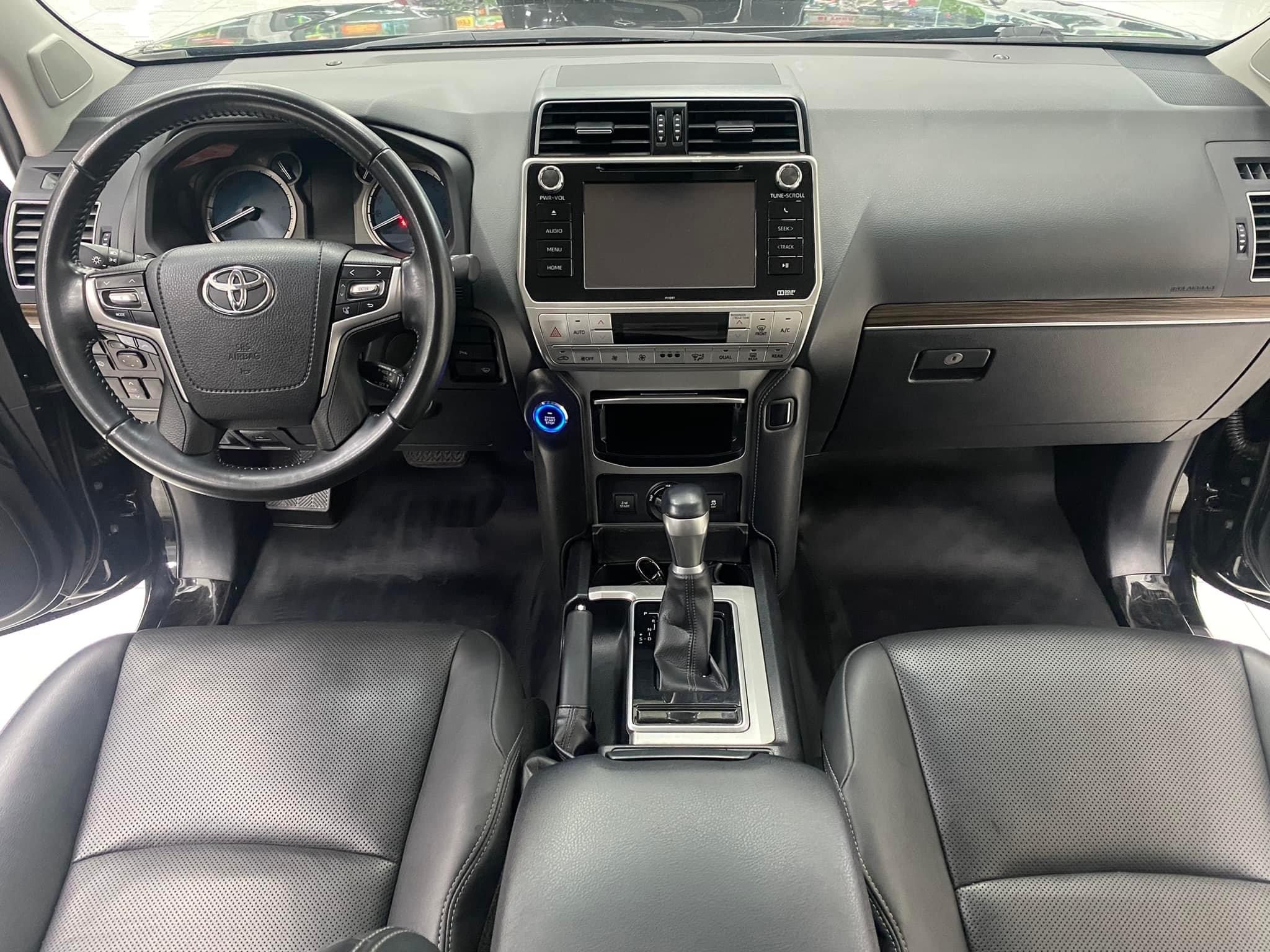 Bán Toyota Prado VX màu đen, sản xuất 2020, xe siêu mới.