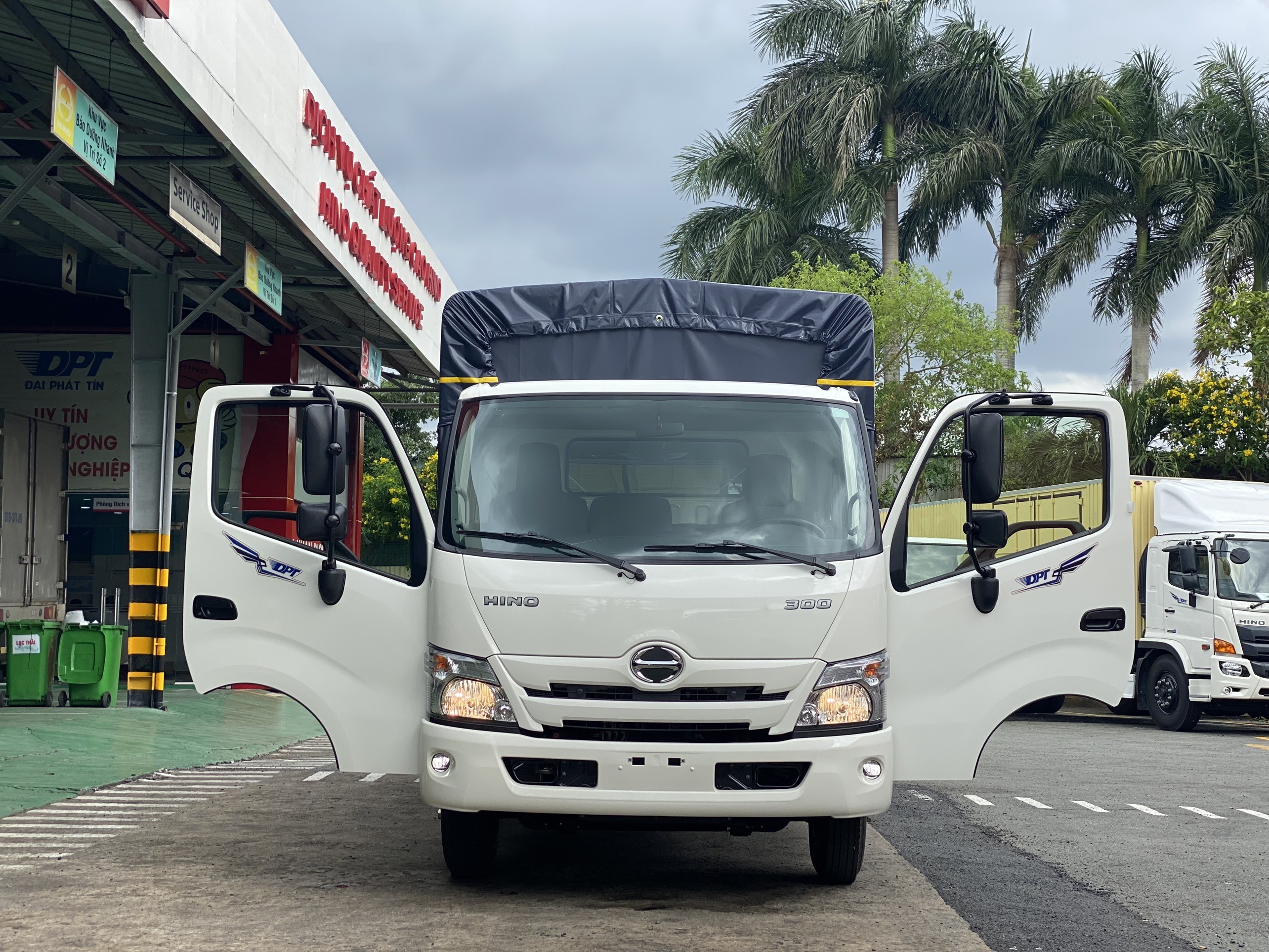 Hino XZU720L Thùng Mui Bạt Nhôm Đời 2023