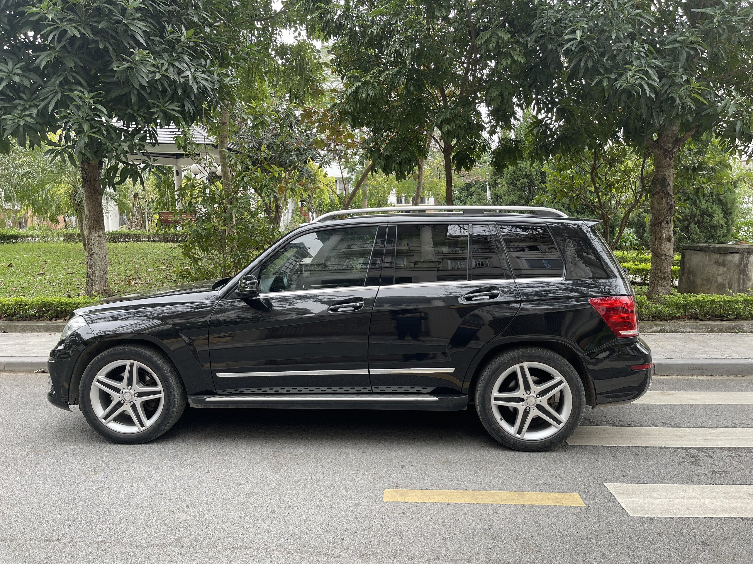 Gia đình cần bán cần bán xe Mercedes Benz GLK GLK250 AMG 4Matic đời 2014