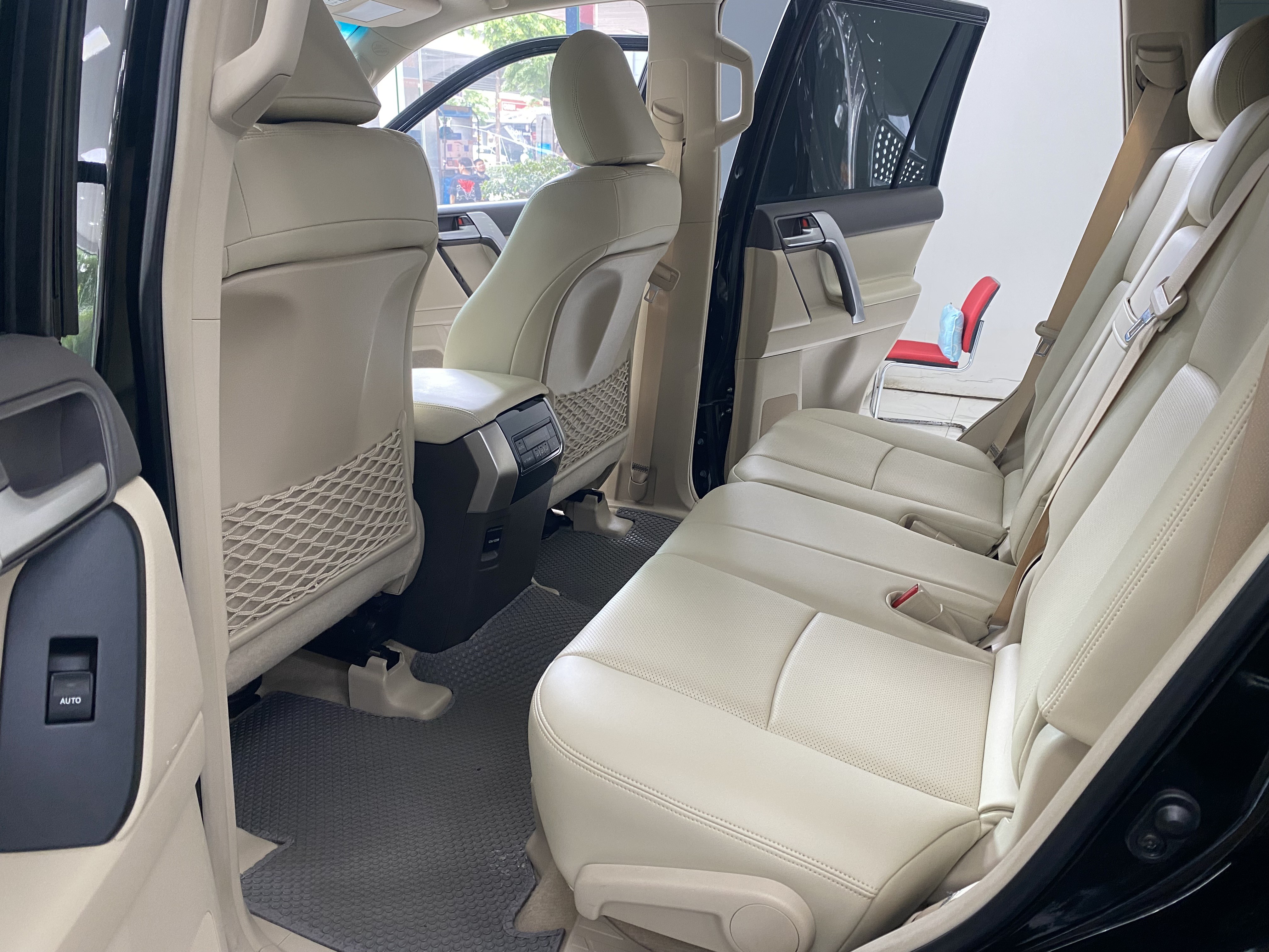 Toyota Land Cruiser Prado VX sản xuất 2019, màu đen, nội thất kem.
