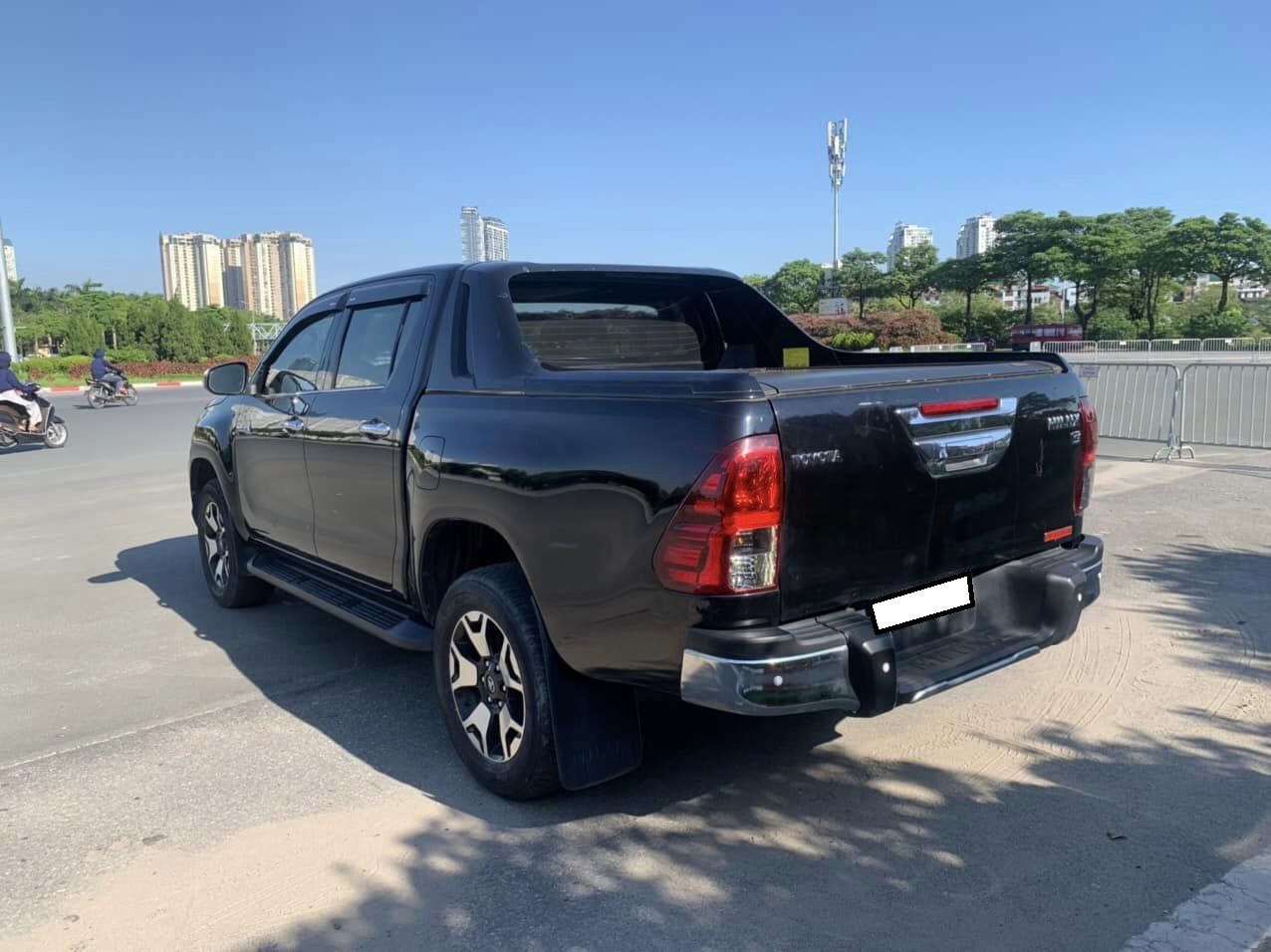 Cần bán xe Toyota Hilux 4x4 MT 2 cầu đời 2019