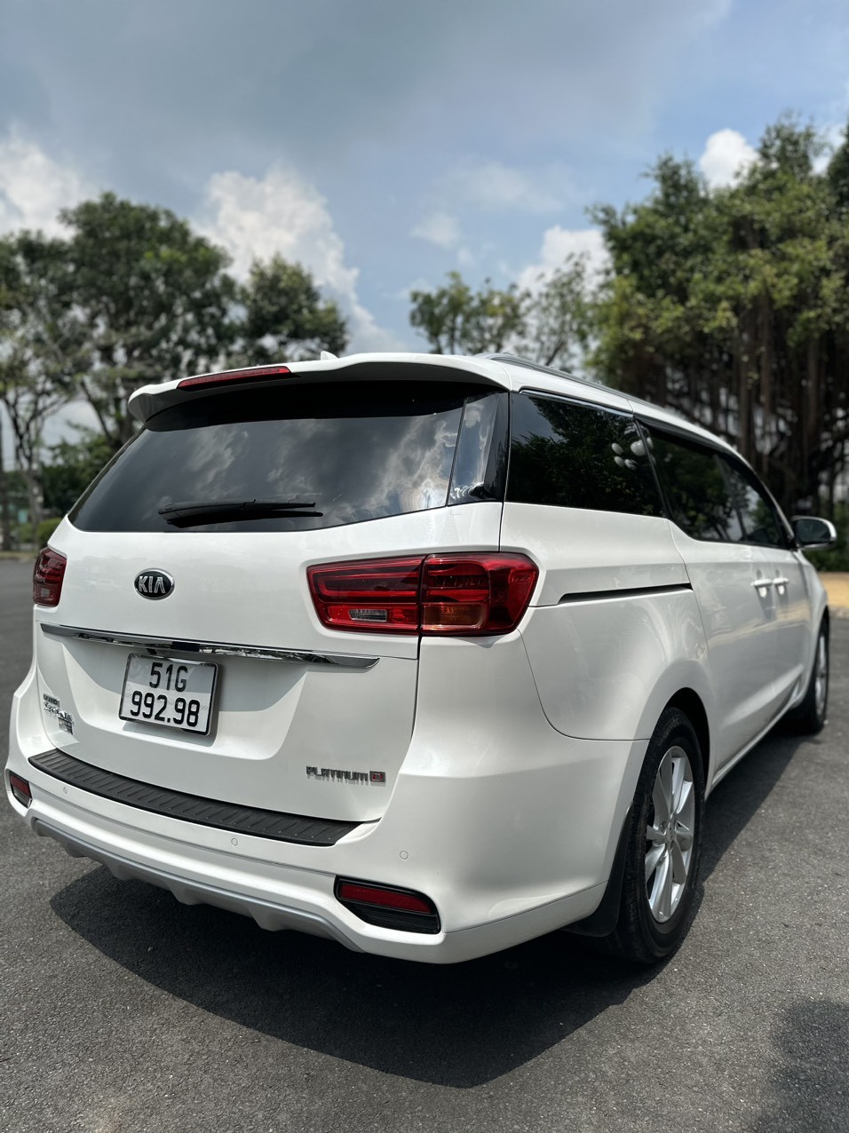 Bán xe Kia Sedona 2.2L DATH, đời 2019, số tự động, máy dầu, màu Trắng, giá 875 triệu