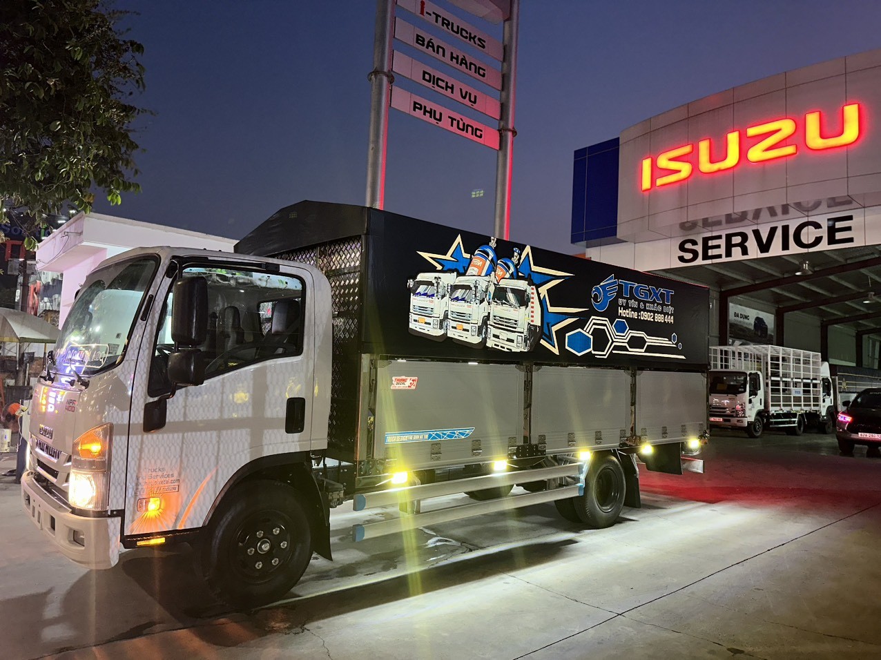 Xe tải Isuzu NPR 400 thùng 5m2 - Phiên bản thùng mới nhất.