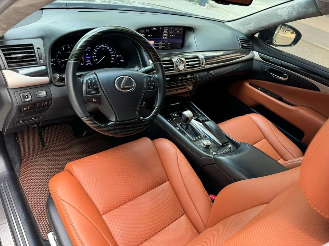Lexus LS 460L, sản xuất 2015, màu đen, nội thất nâu da bò cực đẹp.