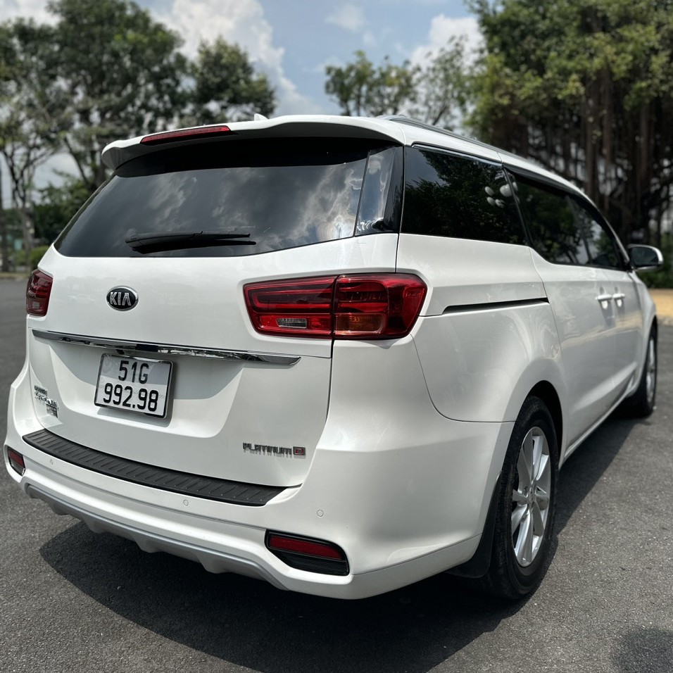 Bán xe Kia Sedona 2.2L DATH, đời 2019, số tự động, máy dầu, màu Trắng, giá 875 triệu