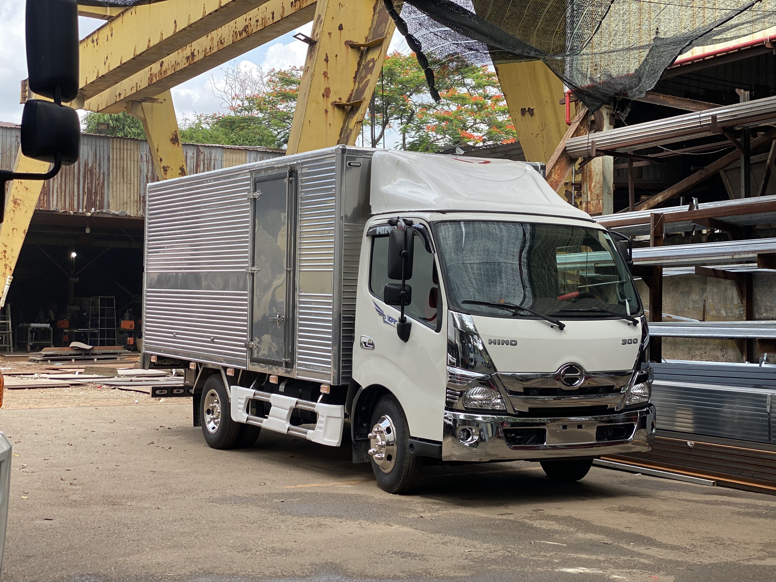 Cần bán Xe Hino XZU710 2t4 Đóng Mới nhiều loại thùng