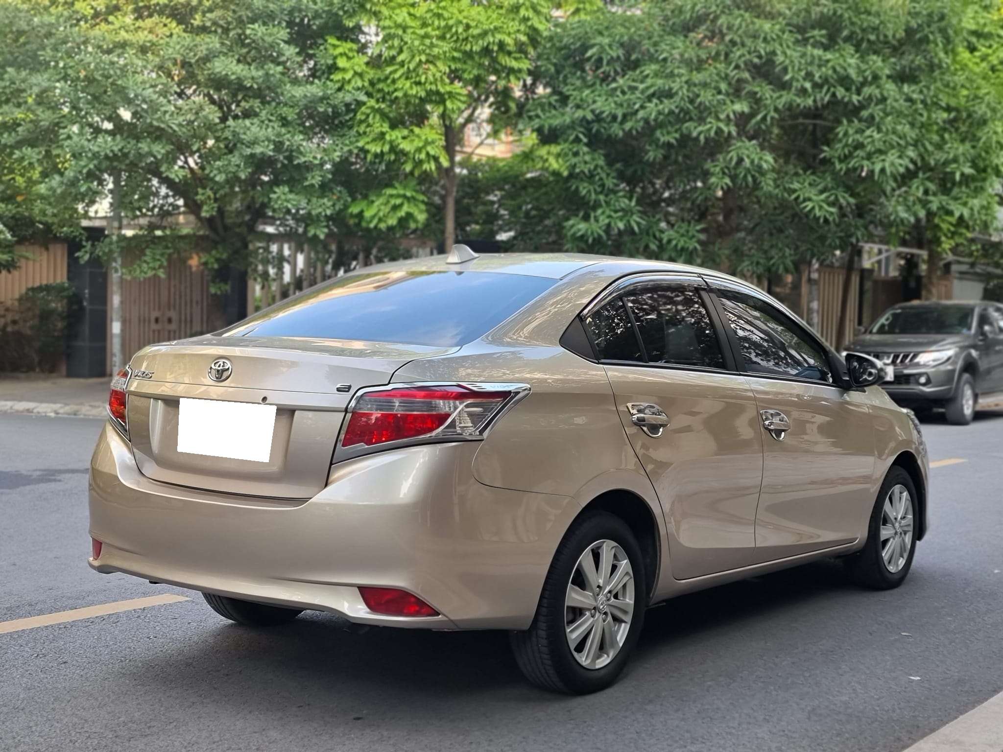Cần bán Toyota Vios E MT 2018, số sàn, vàng cát .