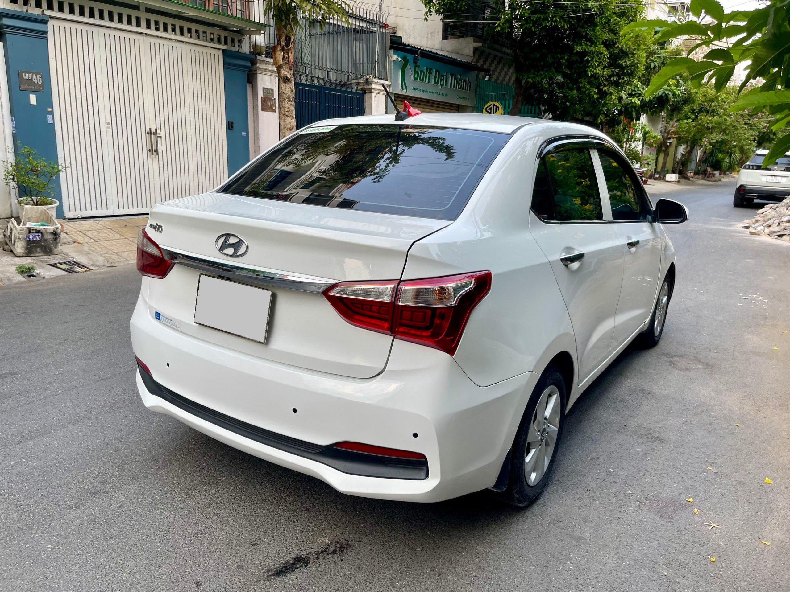 Bán xe Hyundai i10 sedan 2022, số sàn, full start stop, màu trắng