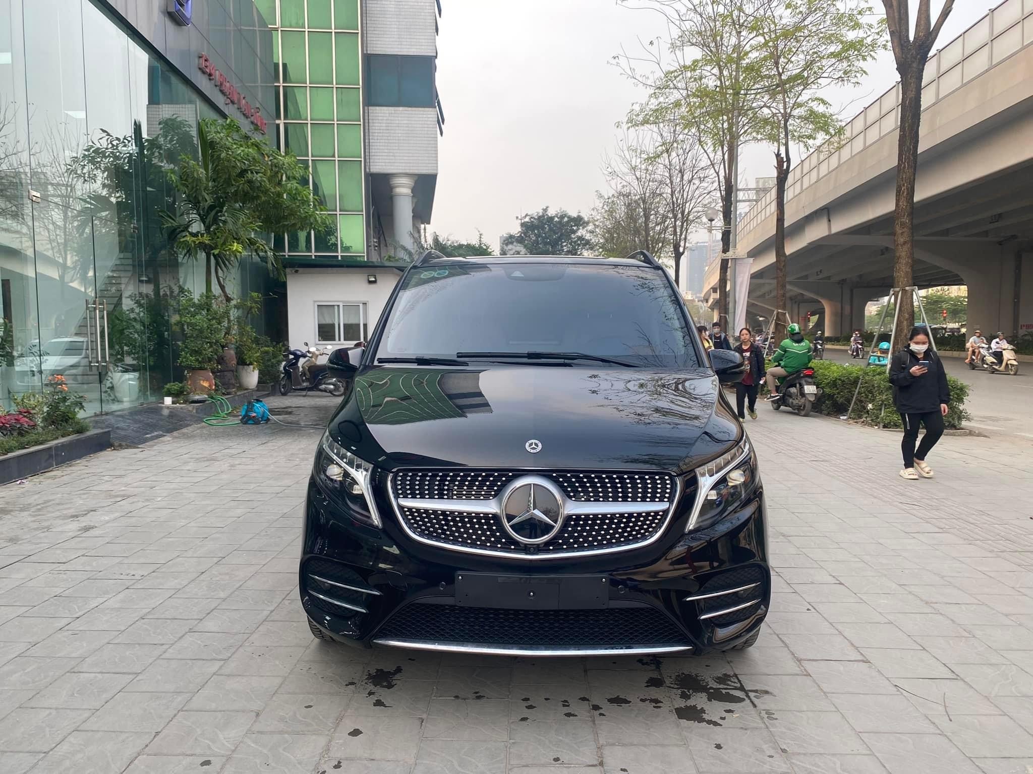 Bán Mercedes V250 AMG sản xuất 2022, lăn banh 3.600Km, mới 99%.