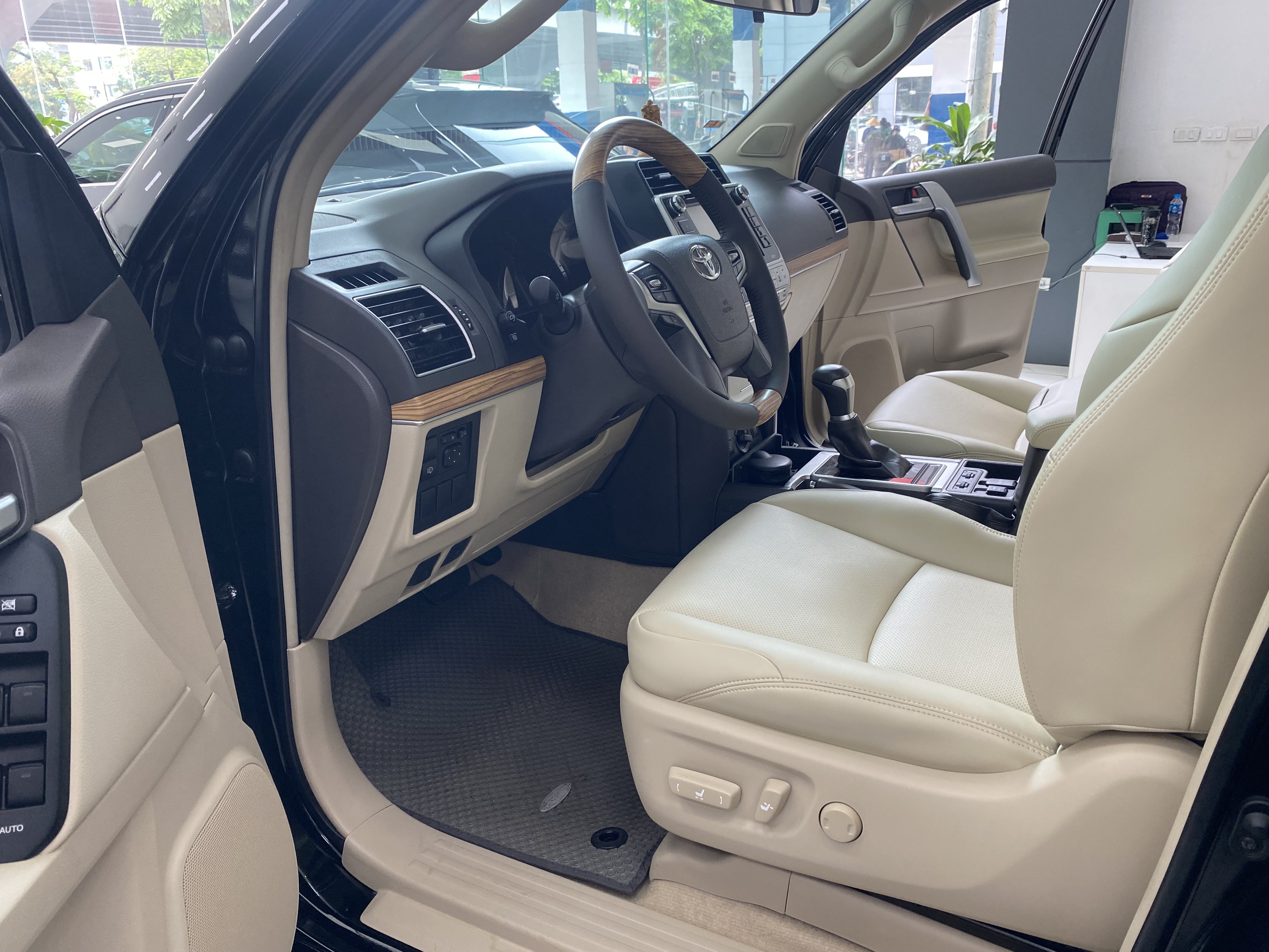Toyota Land Cruiser Prado VX sản xuất 2019, màu đen, nội thất kem.