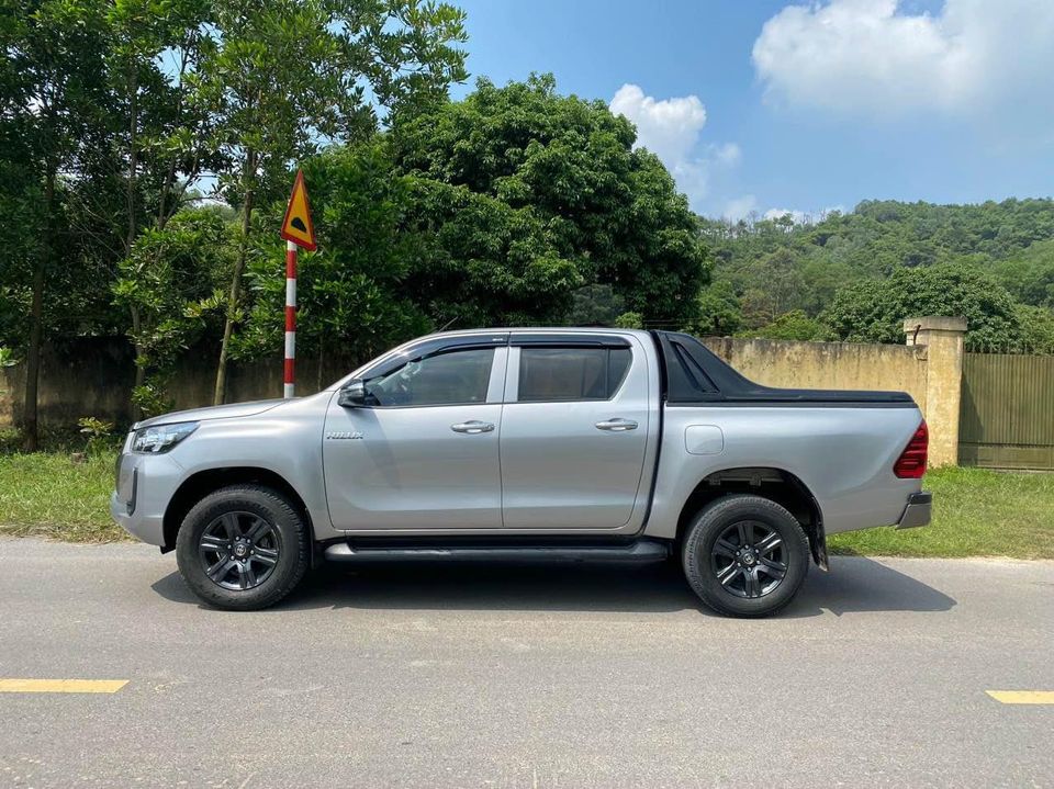 cần bán xe Toyota Hilux 2.4E 4x2 AT đời 2021