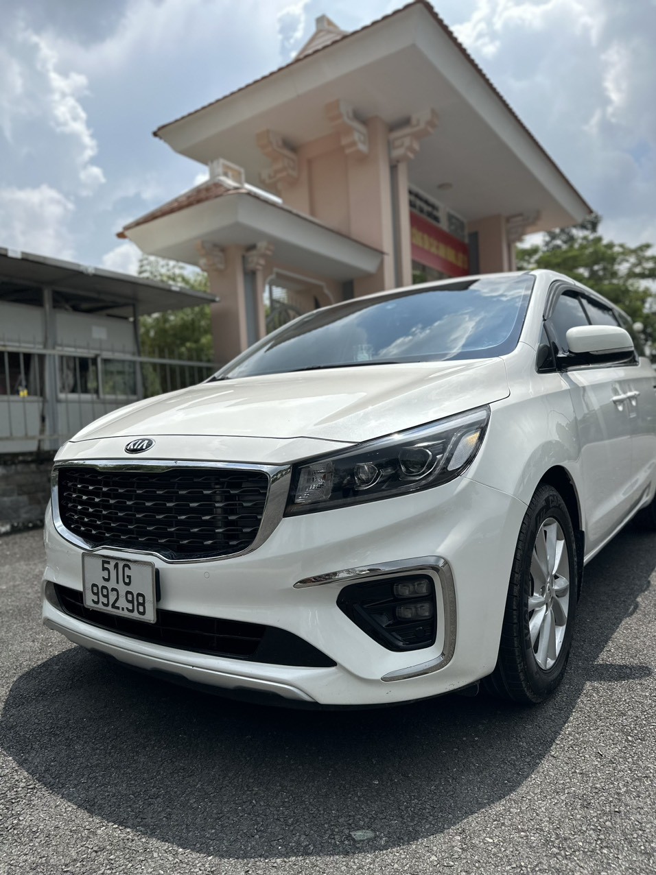 Bán xe Kia Sedona 2.2L DATH, đời 2019, số tự động, máy dầu, màu Trắng, giá 875 triệu