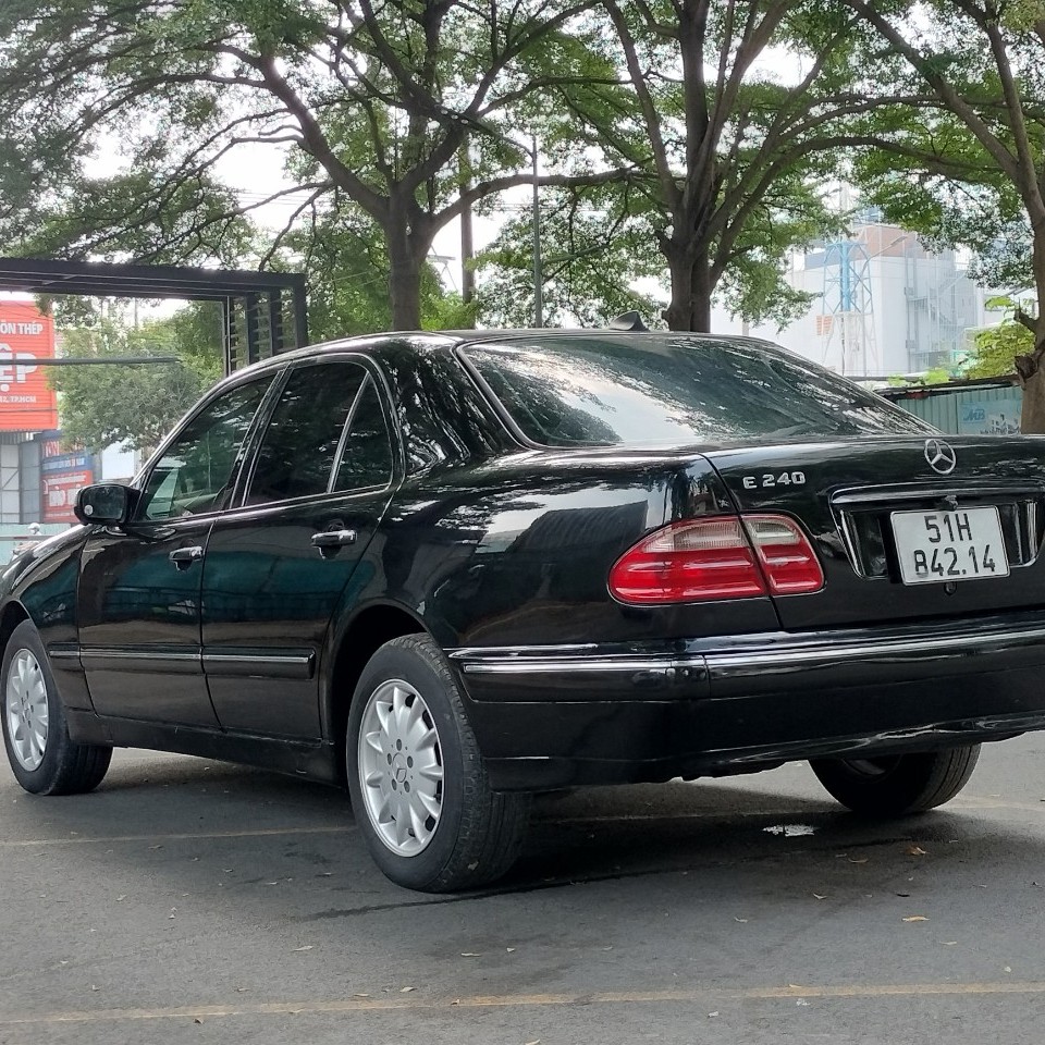 cần bán xe Mercedes Benz E240 2.6 AT đời 2001