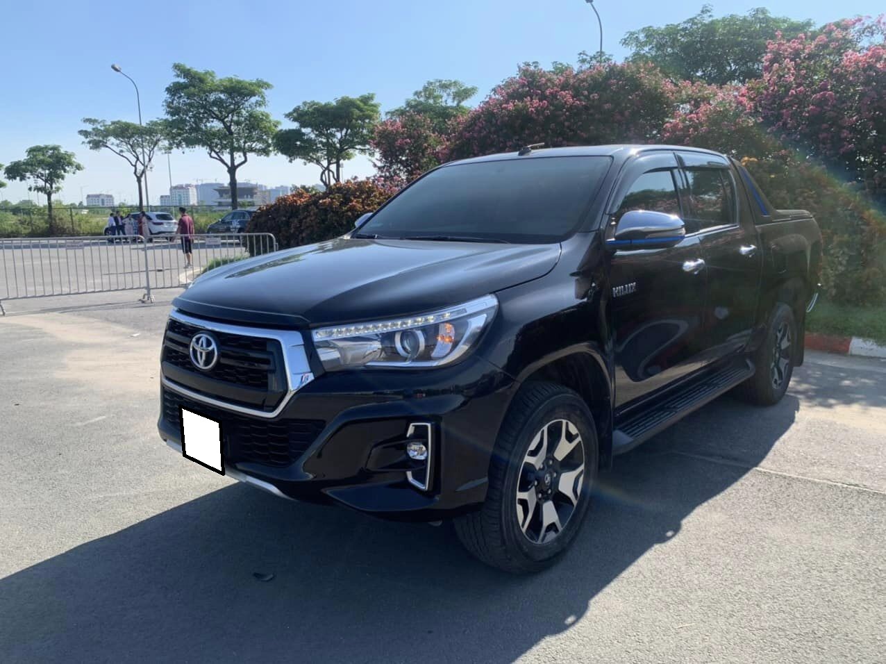 Cần bán xe Toyota Hilux 4x4 MT 2 cầu đời 2019