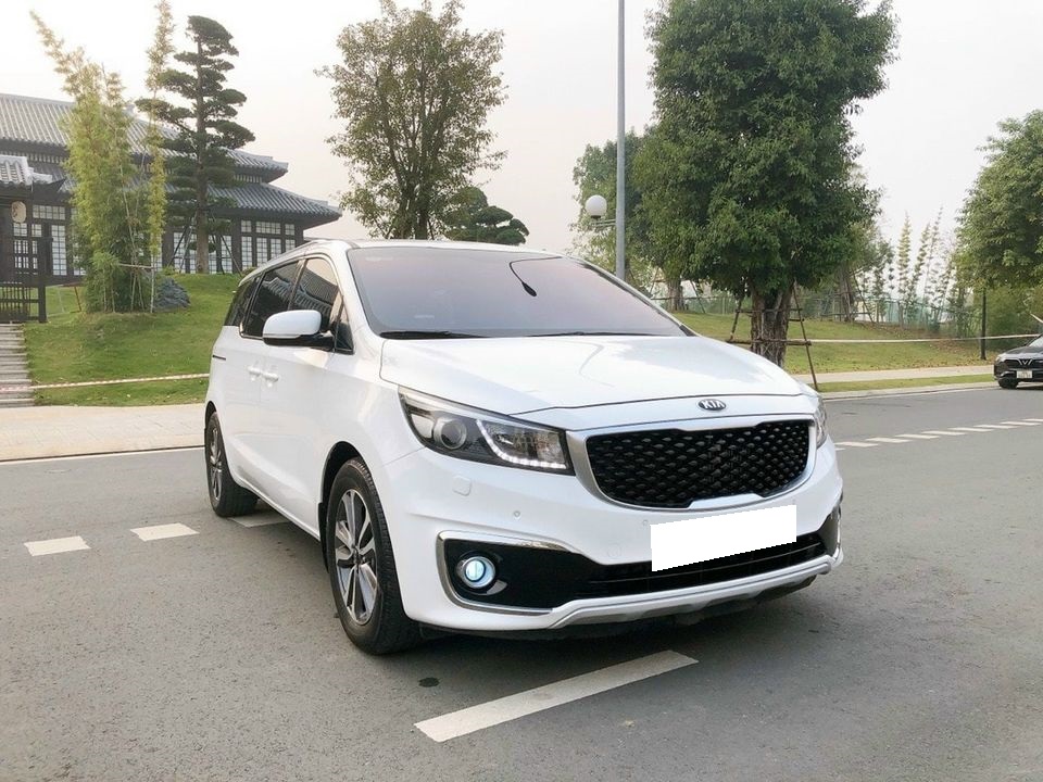 Bán xe Kia Sedona 2017 DATH số tự động máy dầu màu trắng