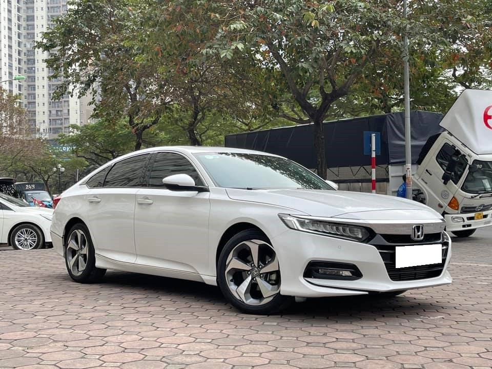 cần bán xe Honda Accord 1.5 AT đời 2020