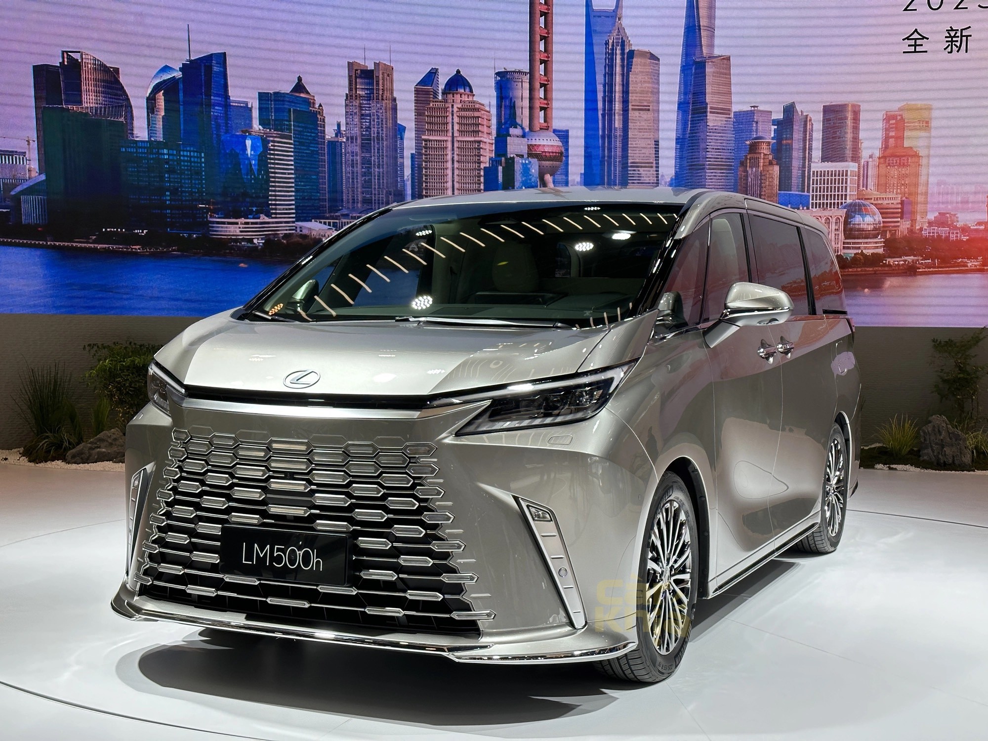 Lexus LM500h 6 chỗ đời 2024