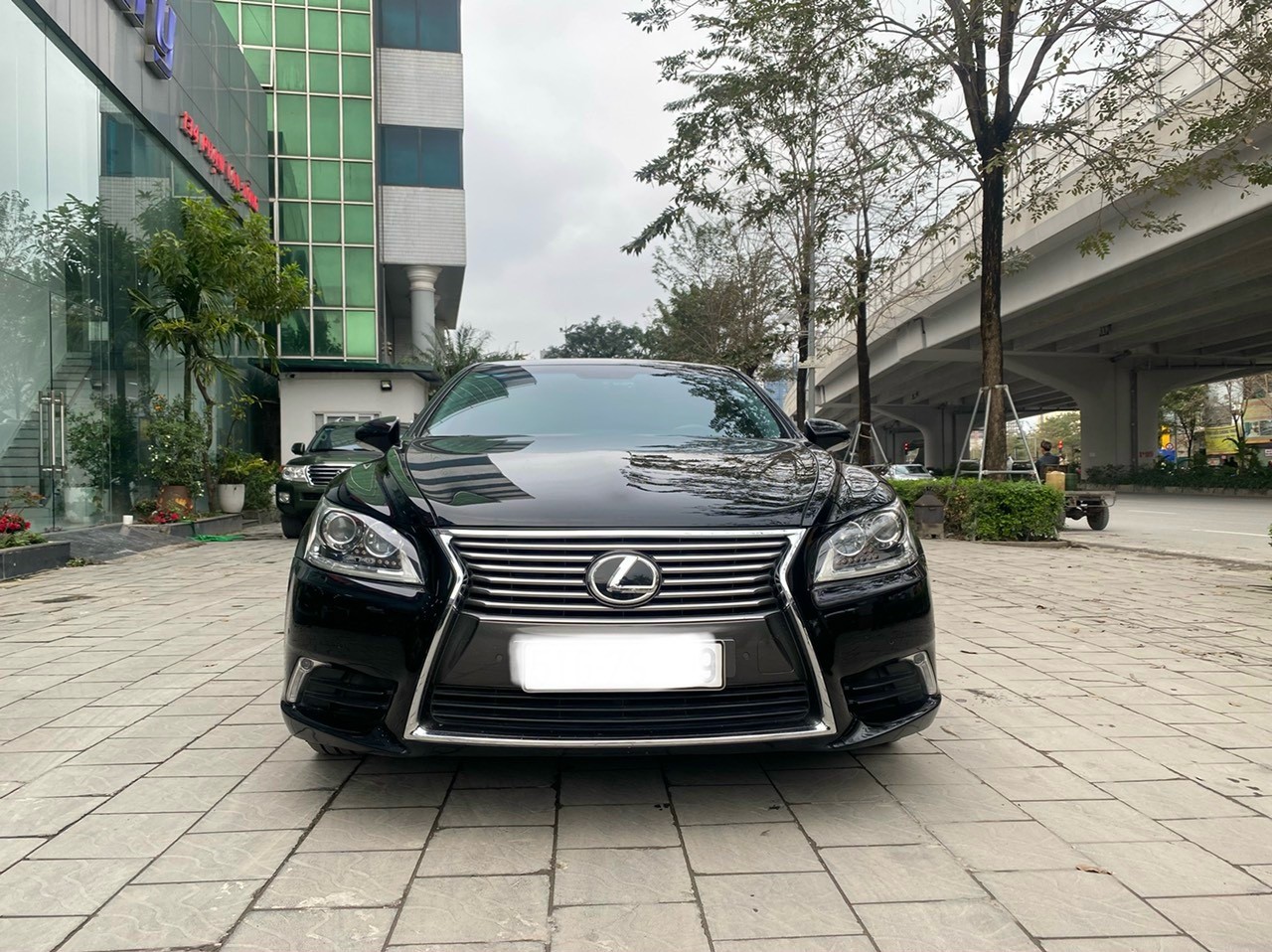 Bán Lexus LS460L màu đen, sản xuất 2015, xe chạy ít, cực mới.