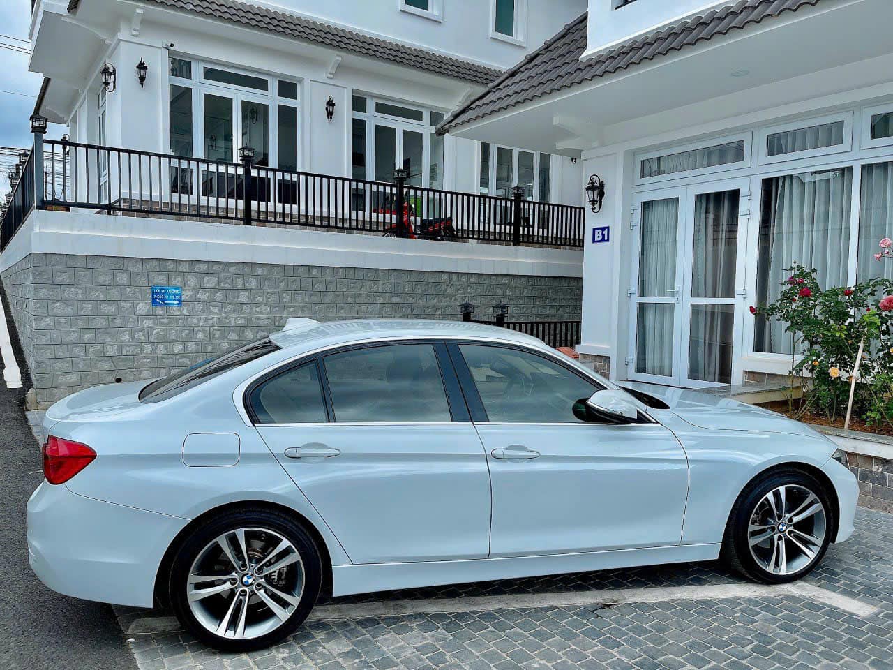 cần bán xe BMW 320i AT đời 2016