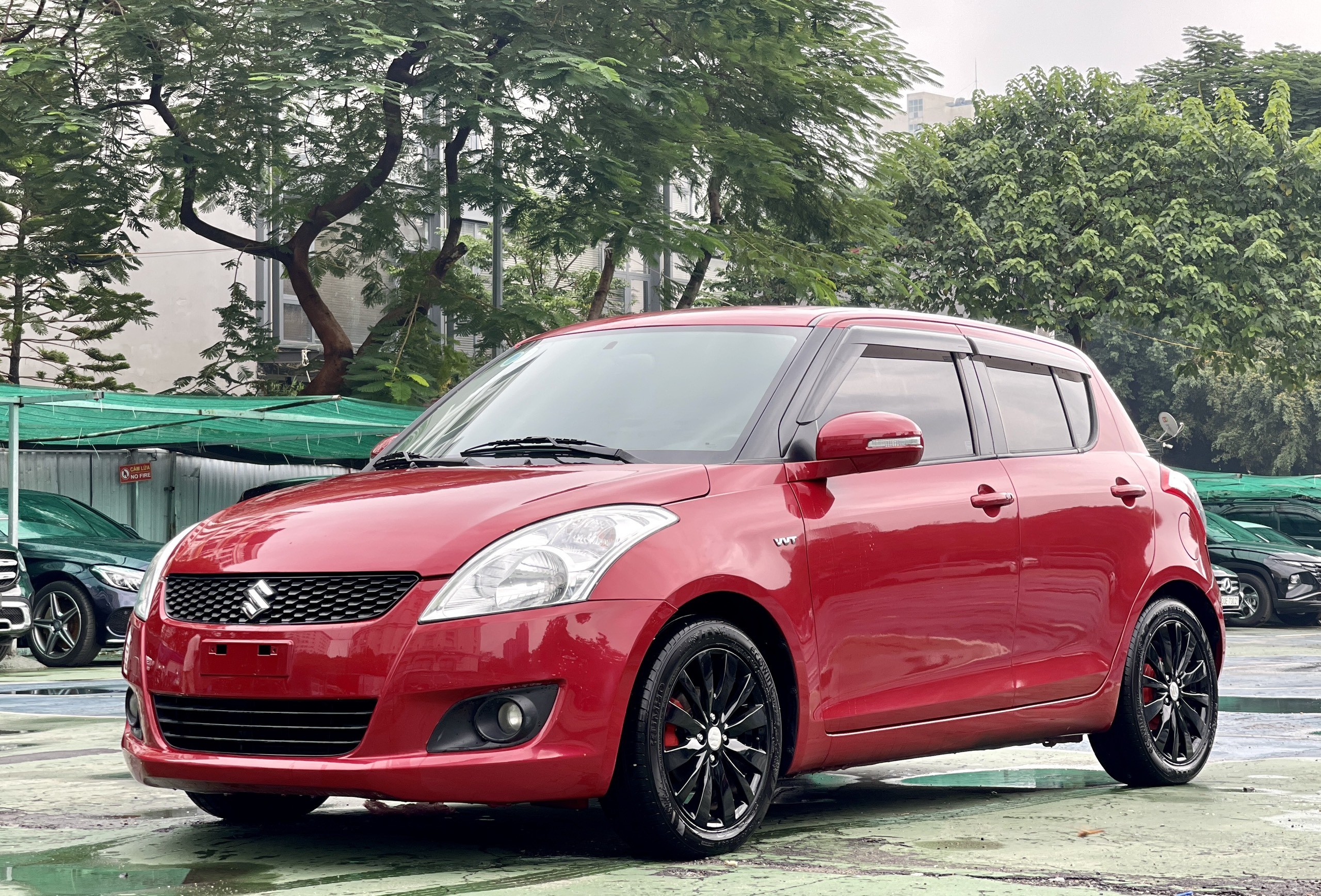 Bán xe Suzuki Swift 1.4AT 2013 mầu đỏ nội thất đen