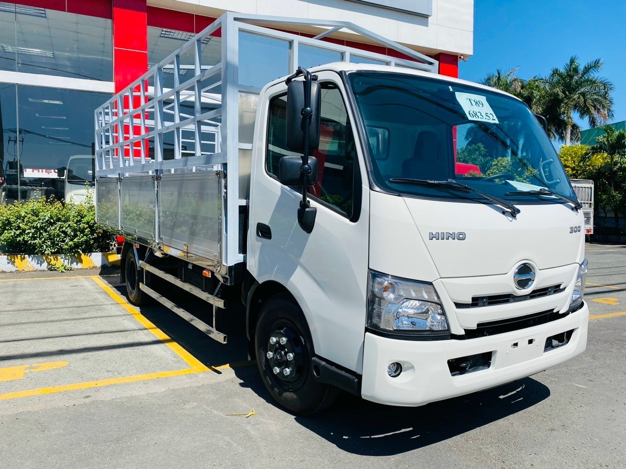 Hino XZU720L Thùng Mui Bạt Nhôm Đời 2023