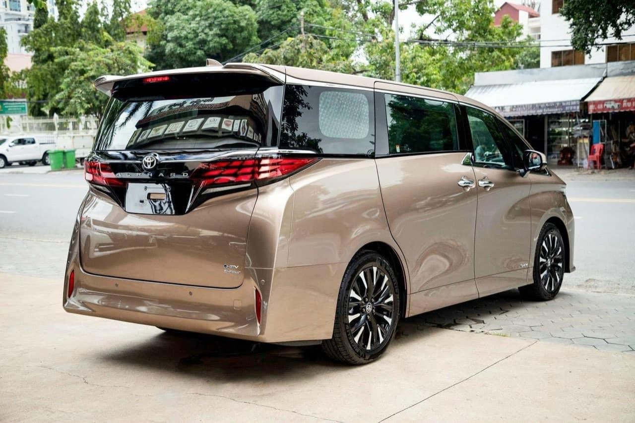 Bán Toyota Alphard sản xuất 2024, mới 100%, màu vàng đồng cực đep,