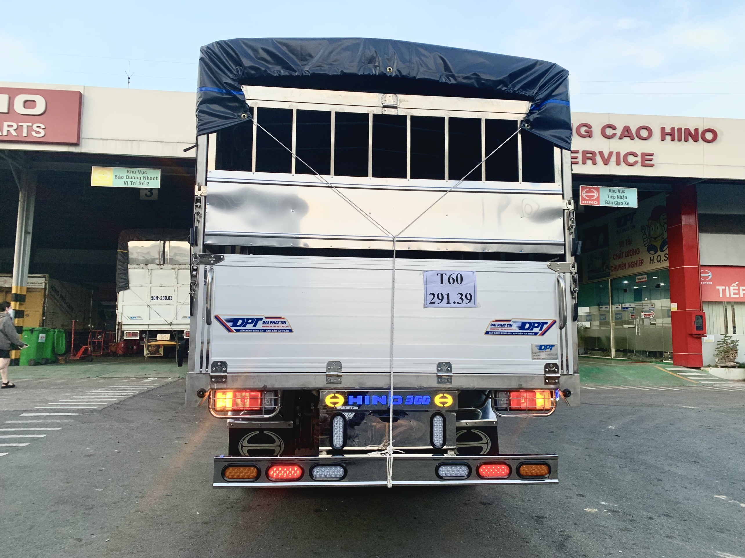 Hino XZU710 Tải trọng 2 tấn 4 Thùng Bửng Nhôm Full Inox 304