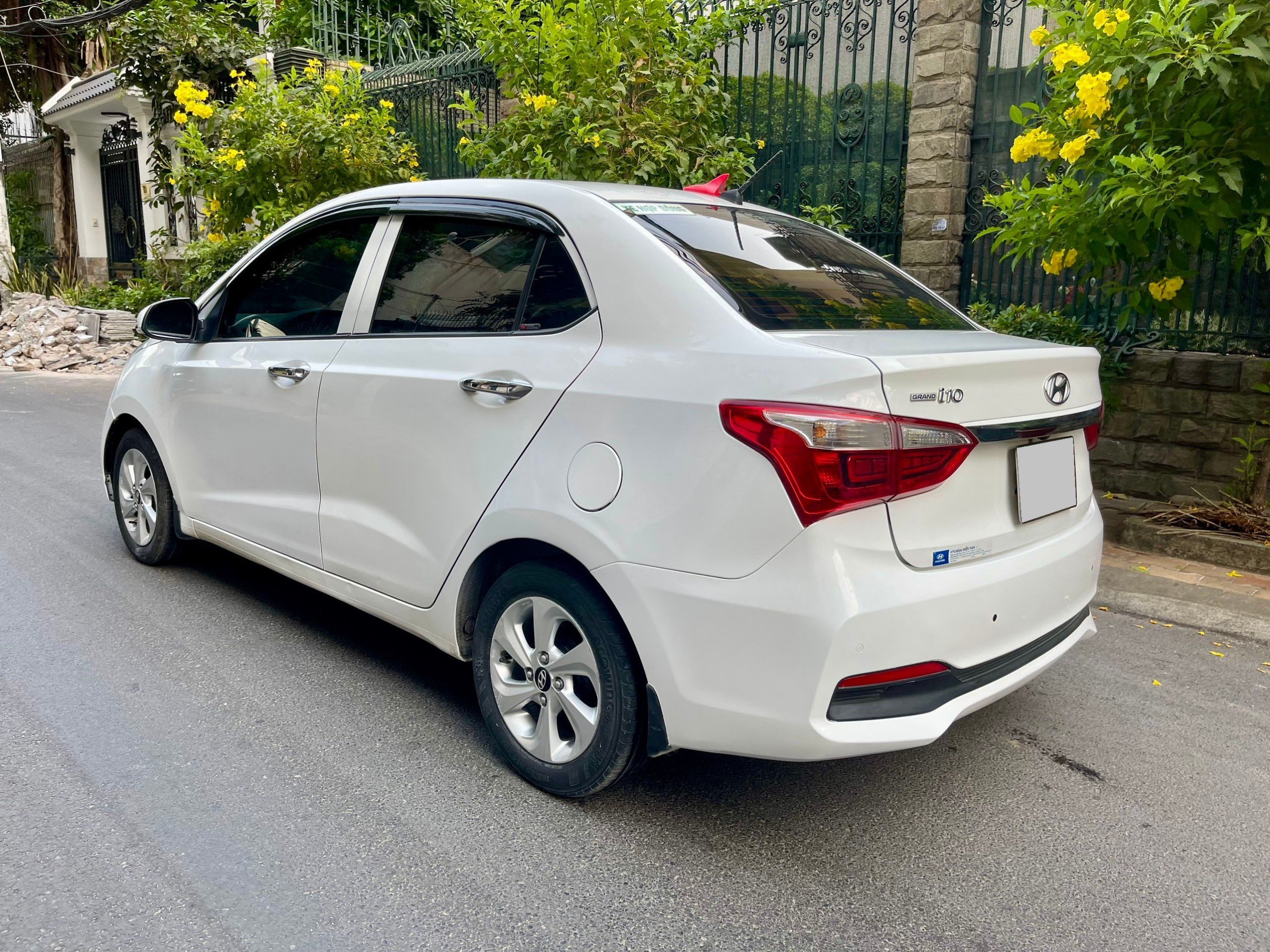 Bán xe Hyundai i10 sedan 2022, số sàn, full start stop, màu trắng