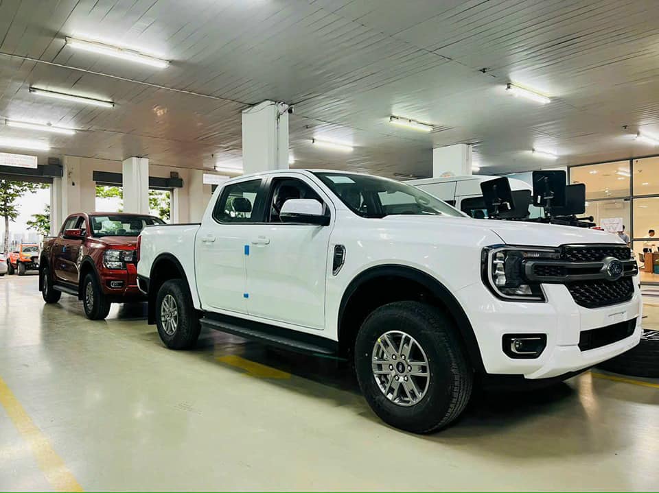 Ford Ranger XLS 6AT 4x2 đời 2023 Nhiêù Ưu Đãi Hấp Dẫn