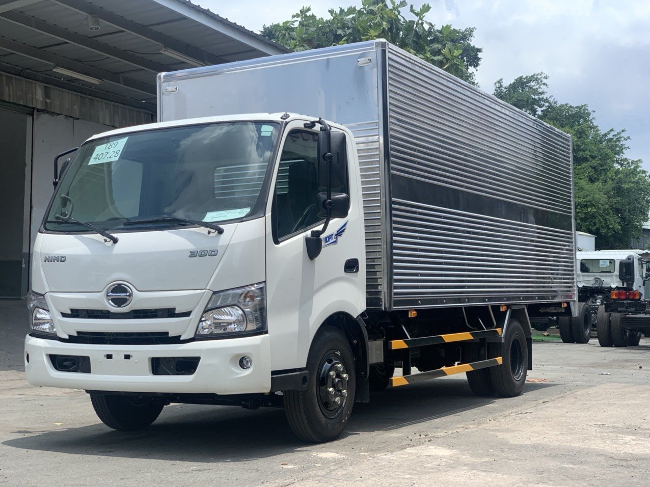 Xe tải 2,5 tấn thùng kín Hino300 XZU710L