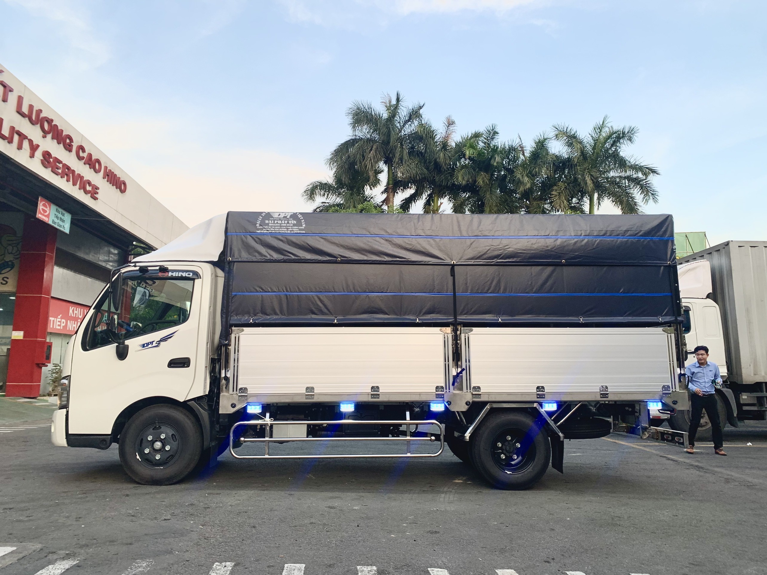 Hino XZU710 Tải trọng 2 tấn 4 Thùng Bửng Nhôm Full Inox 304