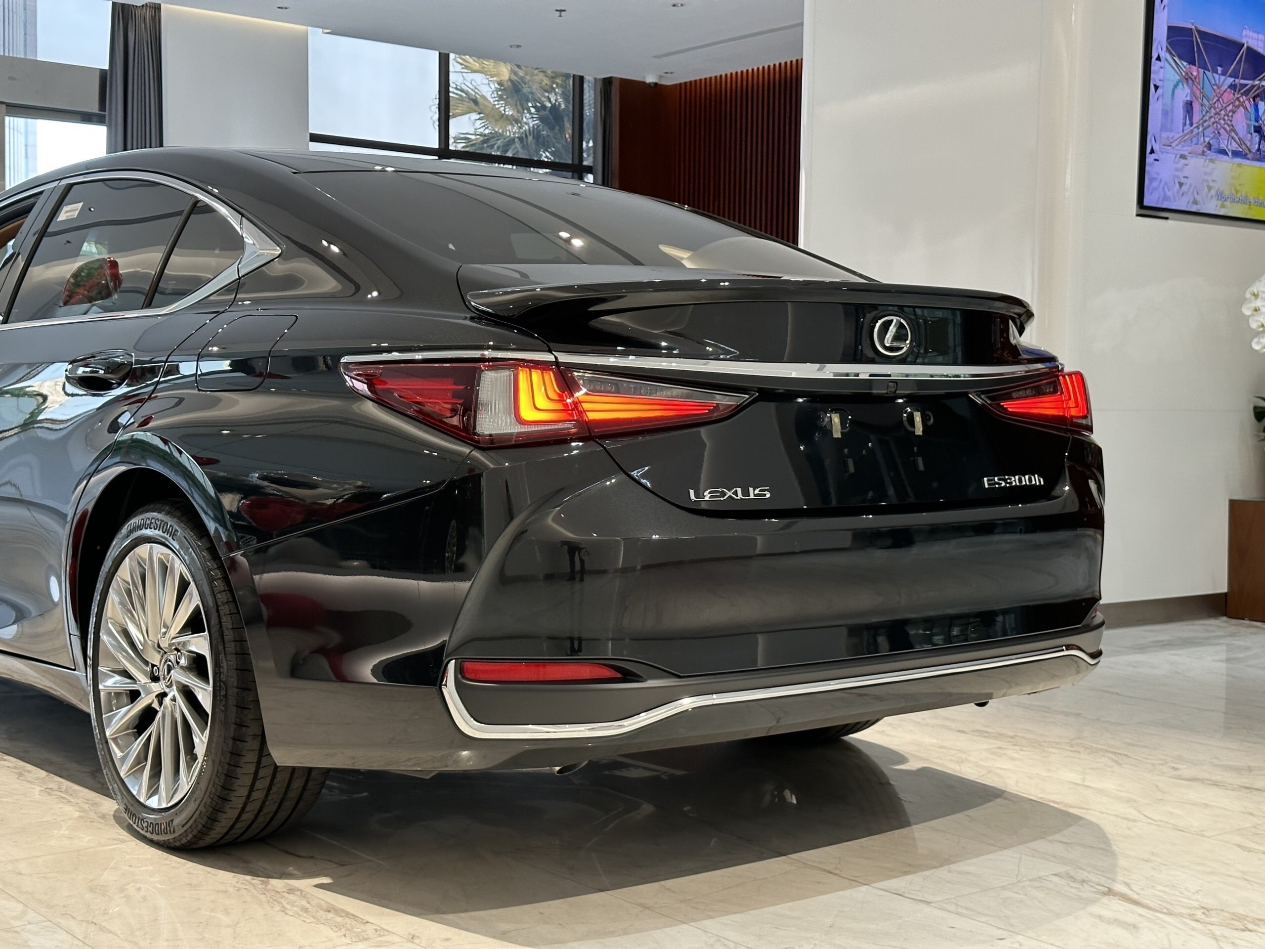 Lexus ES300h (xăng điện) đời 2024