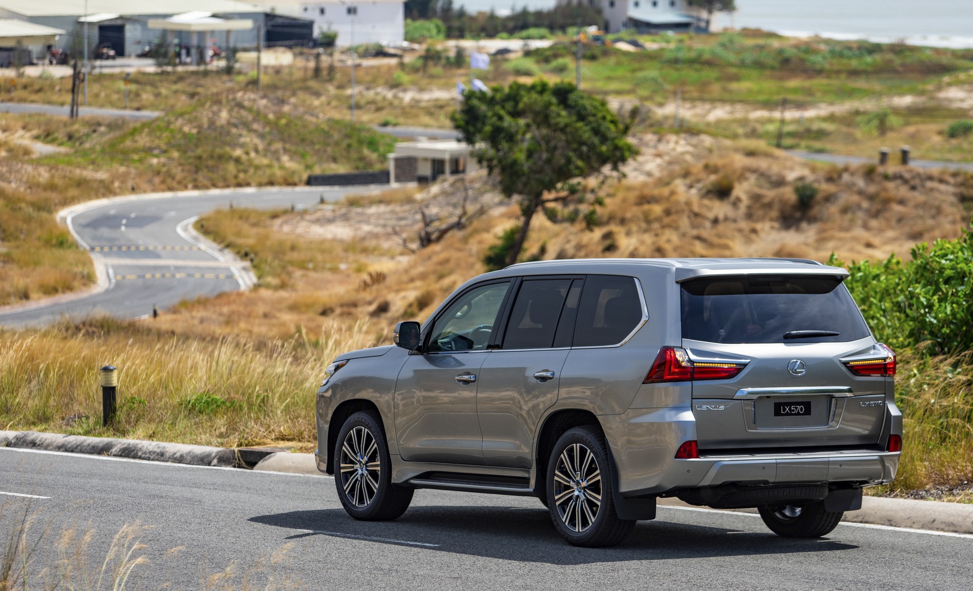 Lexus LX570 - Chuyên cơ mặt đất