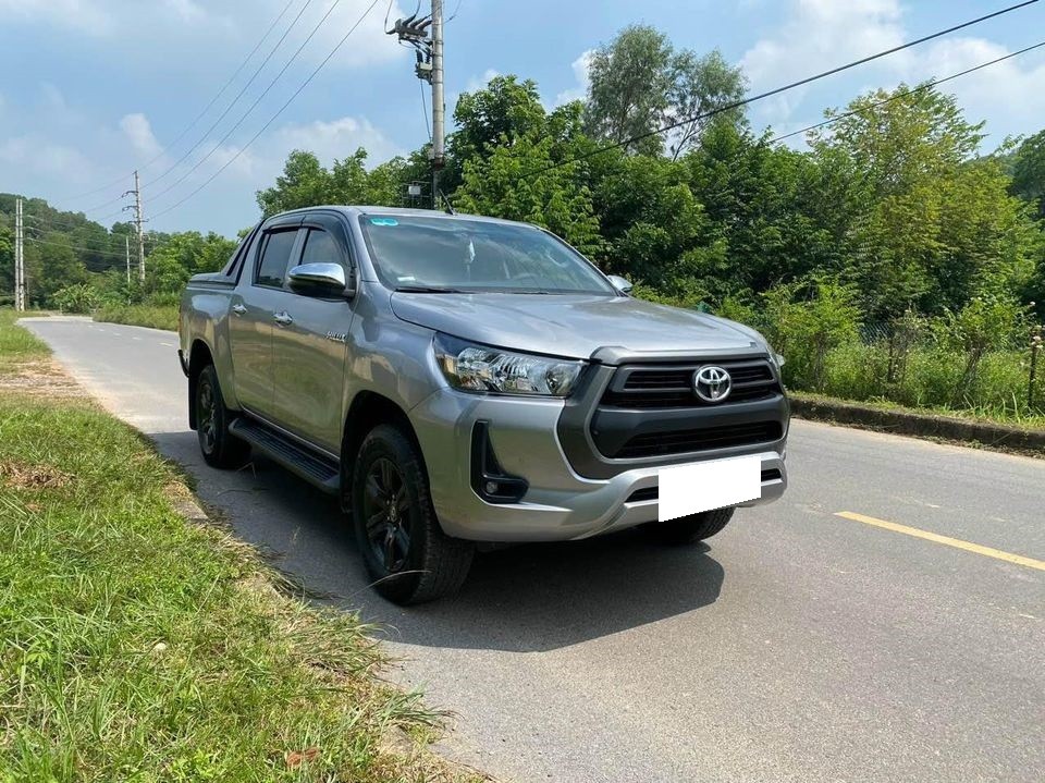 cần bán xe Toyota Hilux 2.4E 4x2 AT đời 2021