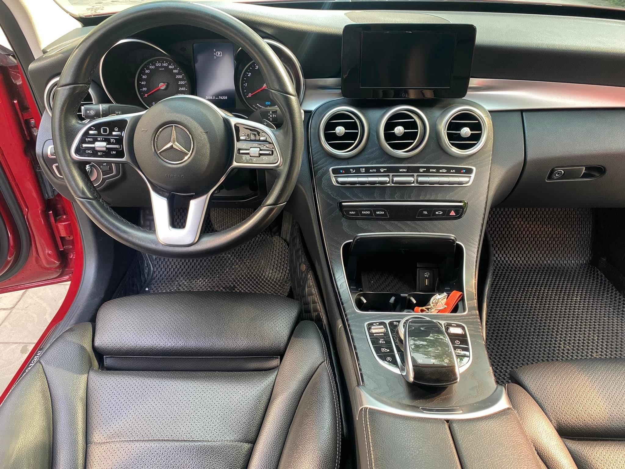 Bán Mercedes C200 sản xuất 2019, một chủ từ mới, xe chạy it cực đẹp.