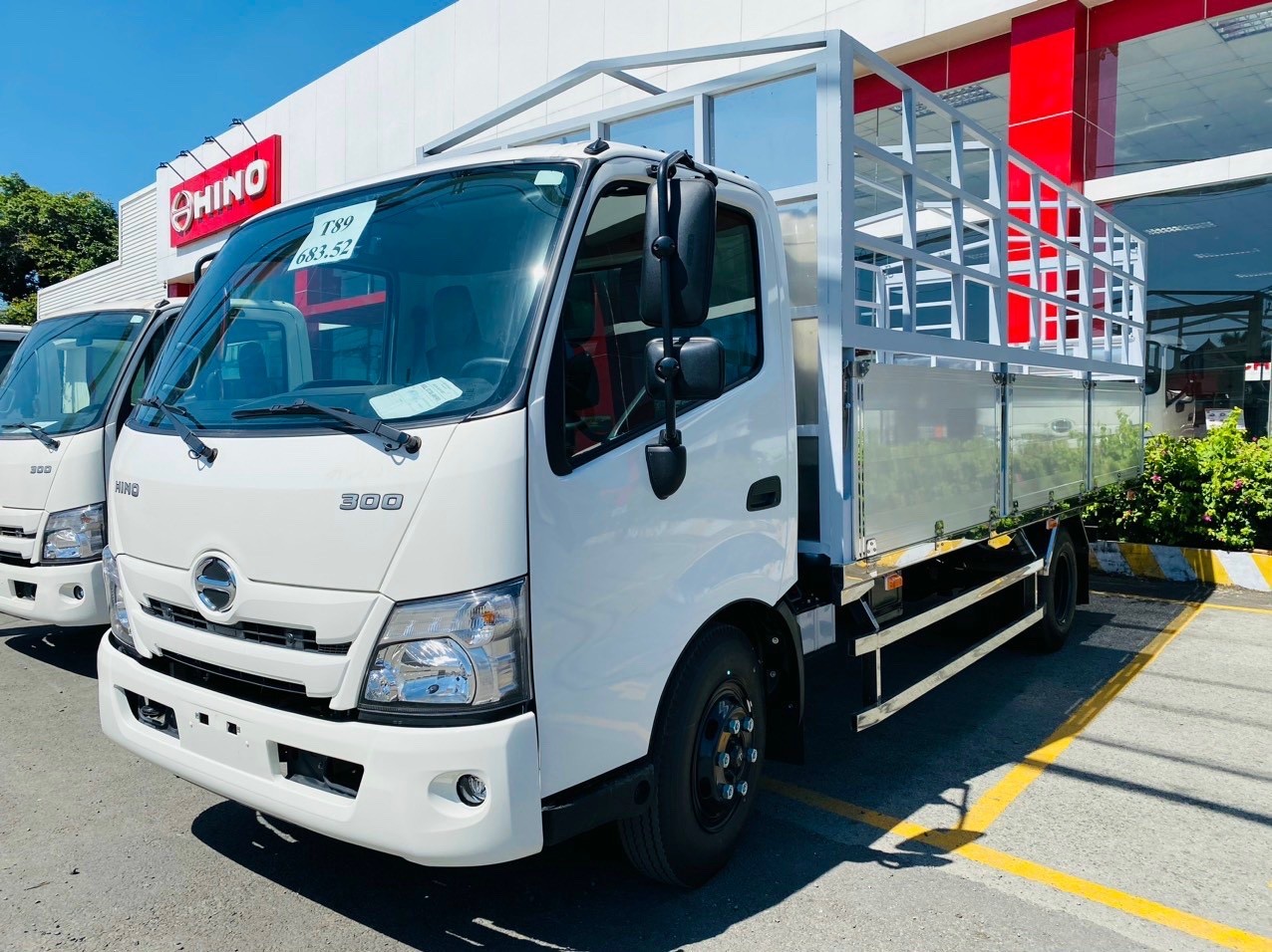 Hino XZU720L Thùng Mui Bạt Nhôm Đời 2023