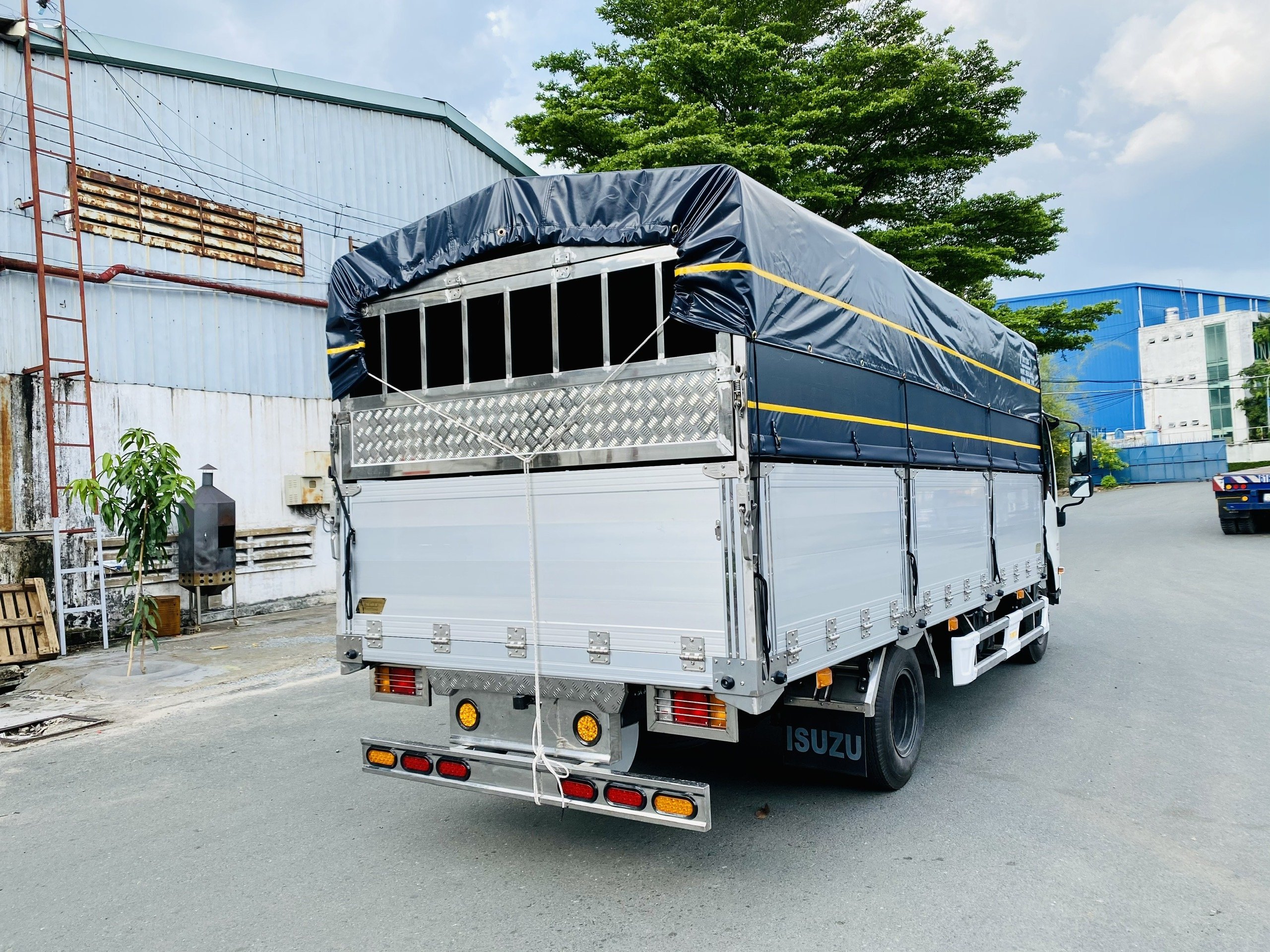 🚛SIÊU PHẨM ️🎉EM XE ISUZU NPR 400 THÙNG MUI BẠT ĐẸP LUNG LINH