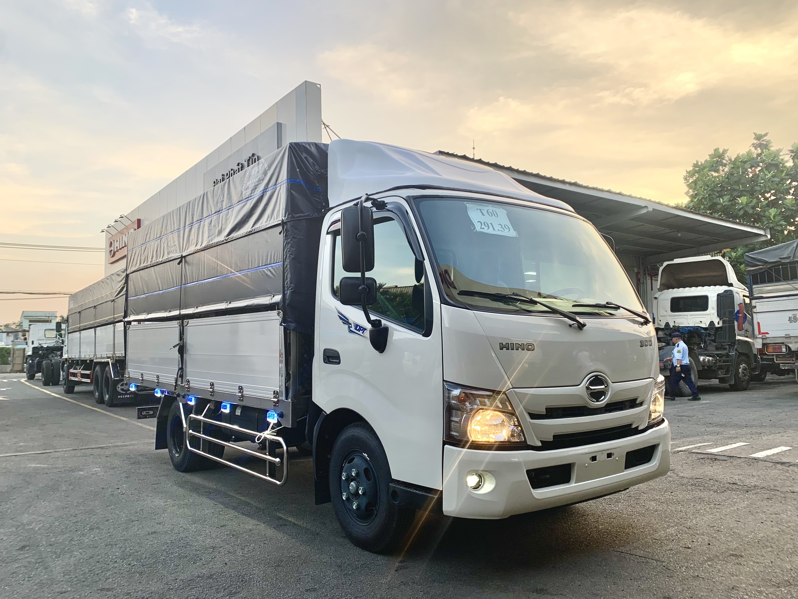 Hino XZU710 Tải trọng 2 tấn 4 Thùng Bửng Nhôm Full Inox 304