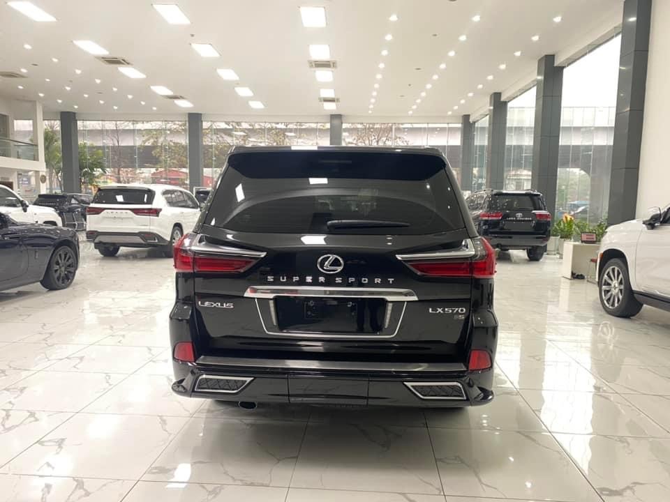 Bán Lexus LX570 MBS 4 chỗ, màu đen, sản xuất 2018, xe như mới.