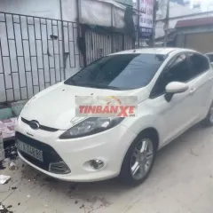 Ford Fiesta Trắng Tự động