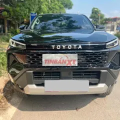 Toyota Hilux Bán tải Đen 5 chỗ