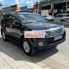 Toyota Fortuner AT xăng model 2015 màu đen